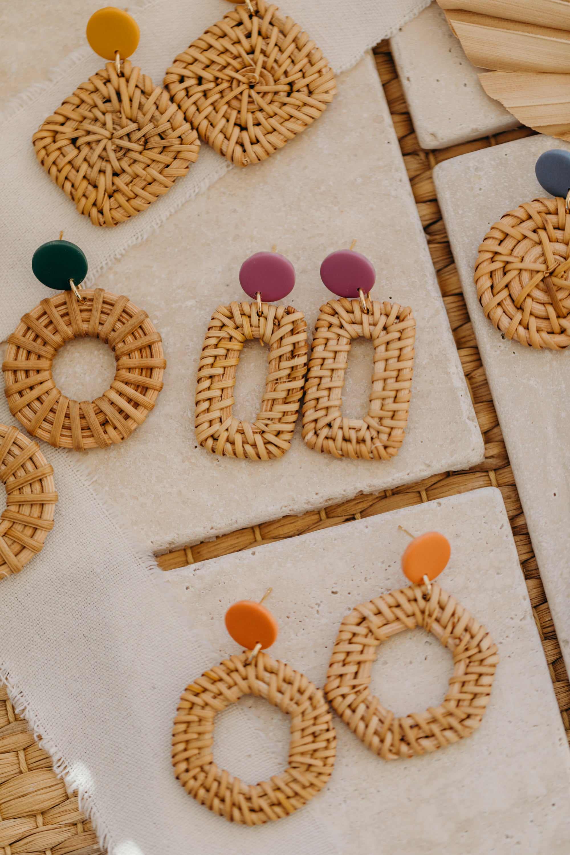 Polymer Ton Ohrringe in der Farbe Orange mit Rattan Anhänger Sechseck