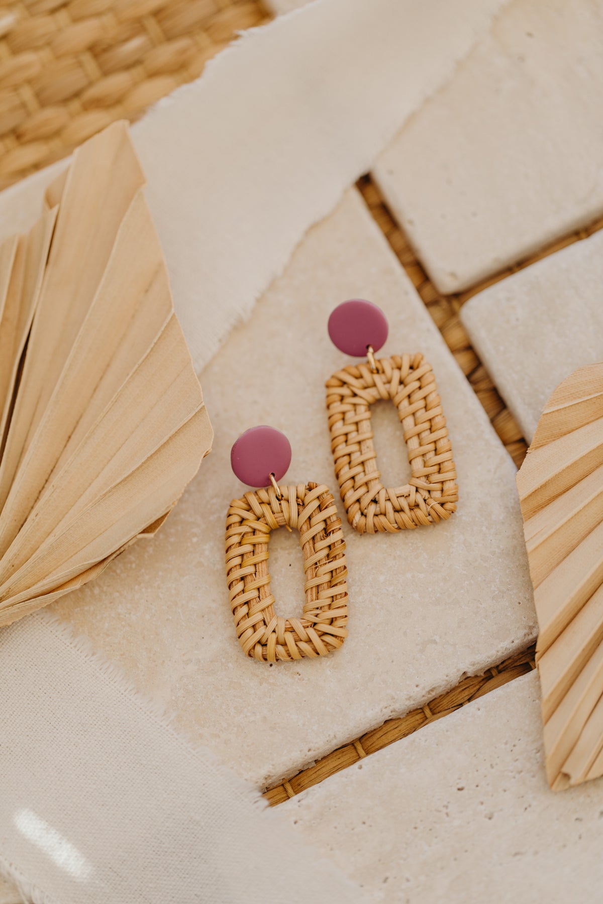 runde Polymer Ton Ohrringe in der Farbe Fuchsia mit Rattan Anhänger Rechteck