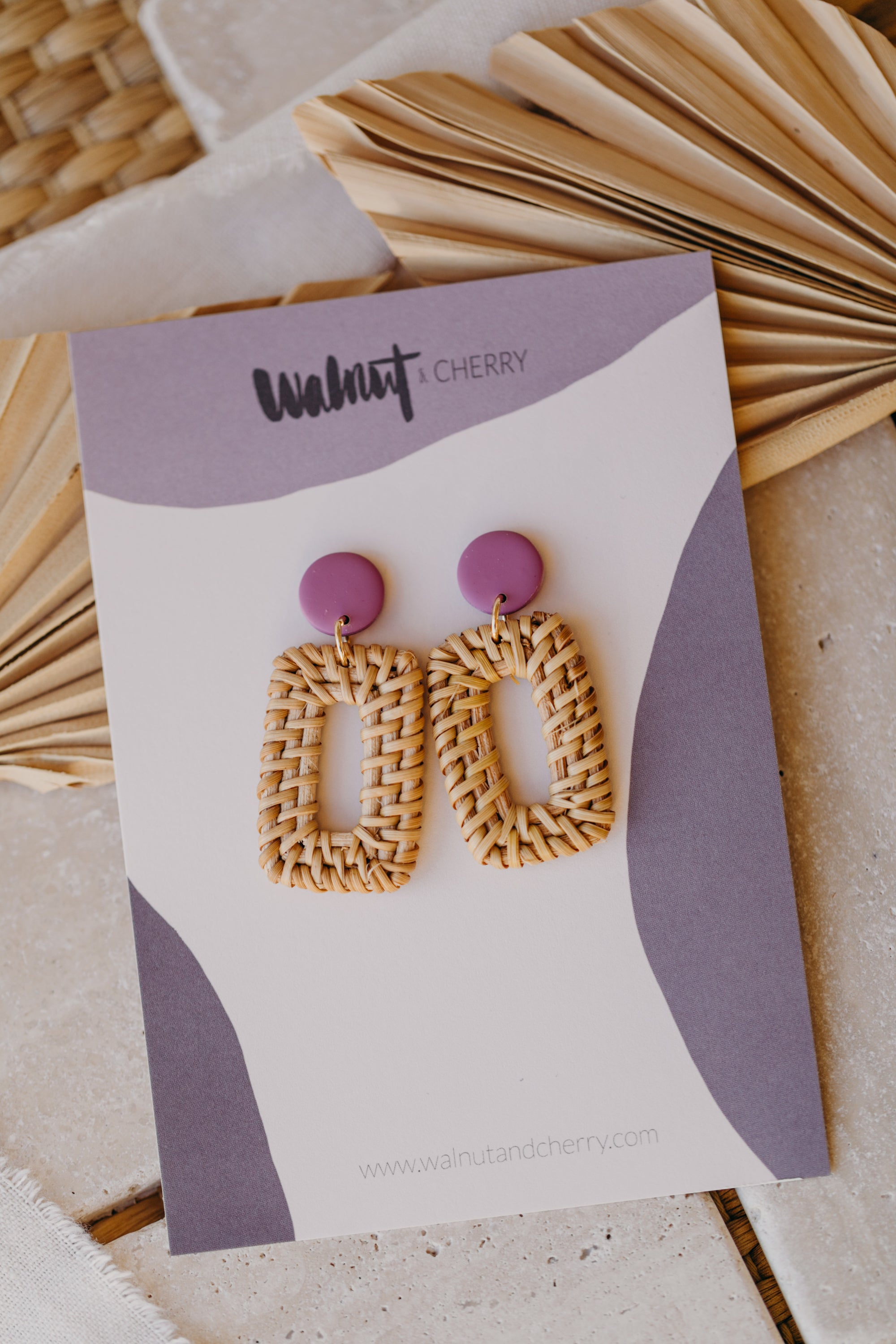 runde Polymer Ton Ohrringe in der Farbe Fuchsia mit Rattan Anhänger Rechteck