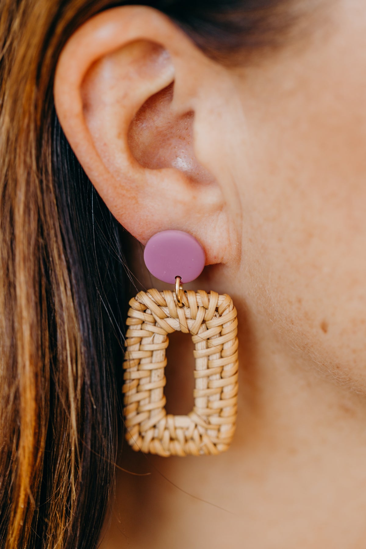 runde Polymer Ton Ohrringe in der Farbe Fuchsia mit Rattan Anhänger Rechteck