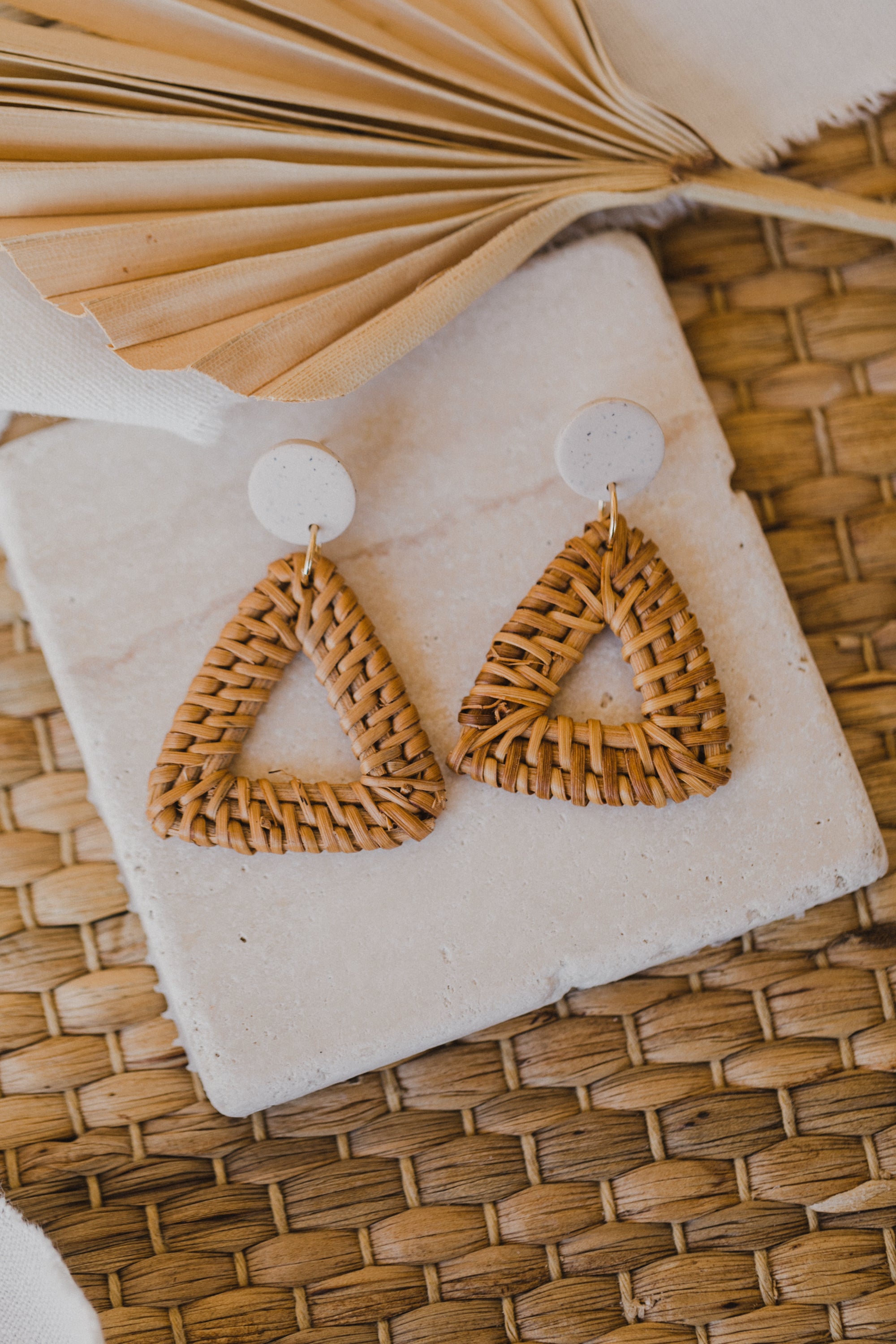 Polymer Ton Ohrringe in der Farbe Kalk mit Rattan Anhänger Dreieck