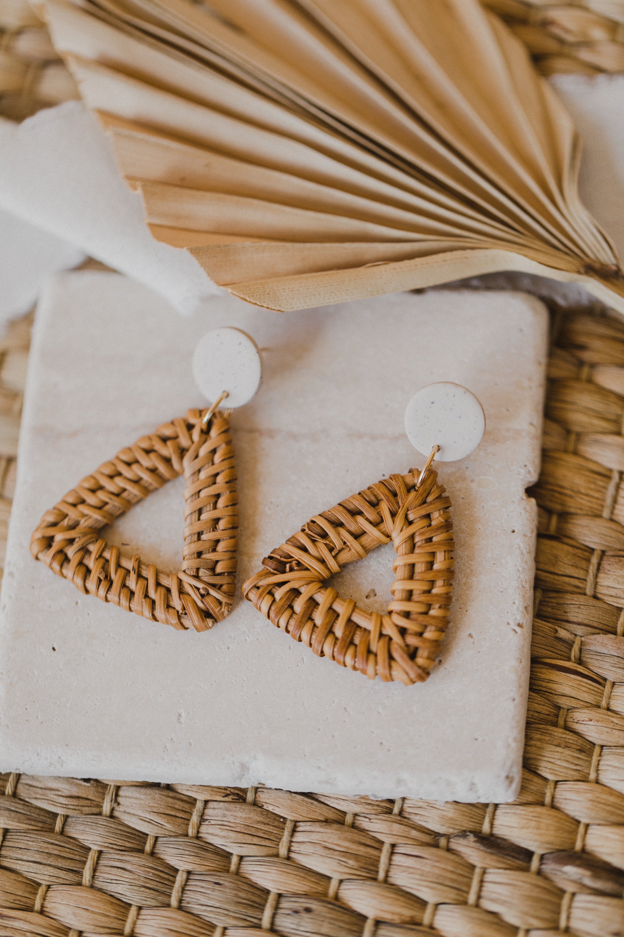 Polymer Ton Ohrringe in der Farbe Kalk mit Rattan Anhänger Dreieck