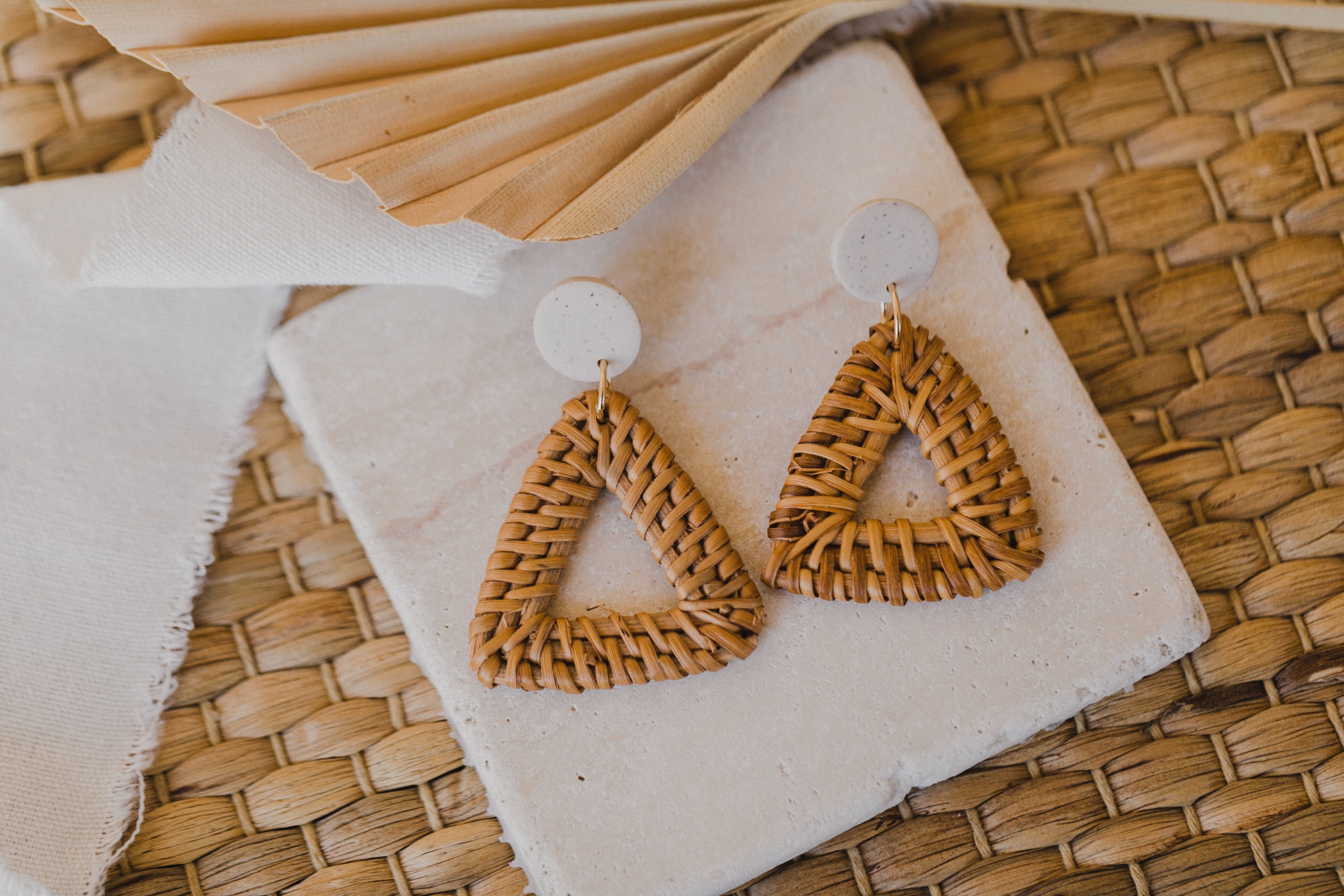 Polymer Ton Ohrringe in der Farbe Kalk mit Rattan Anhänger Dreieck