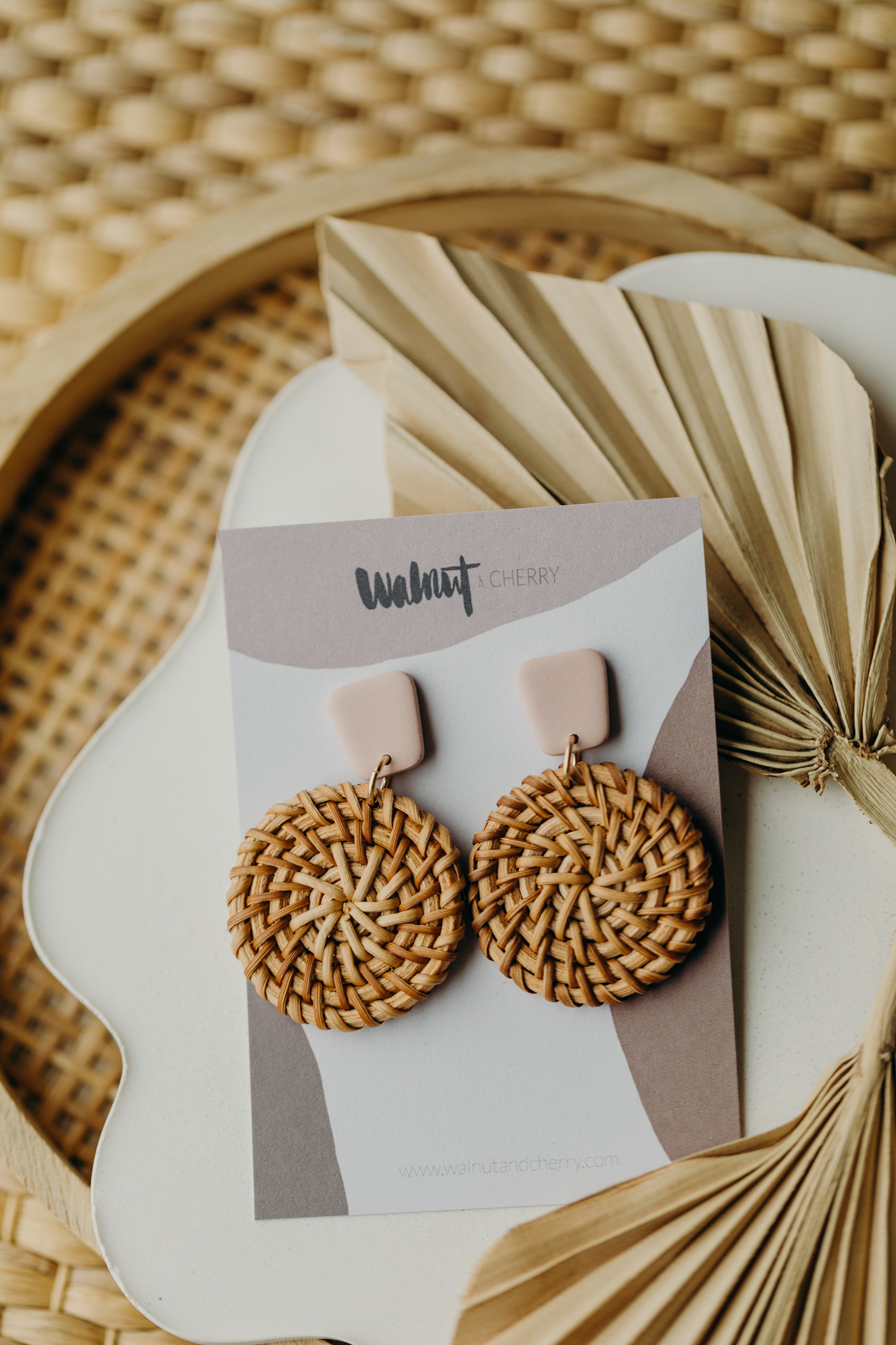 rechteckige Polymer Ton Ohrringe in hellem Rosa mit rundem Rattan Anhänger