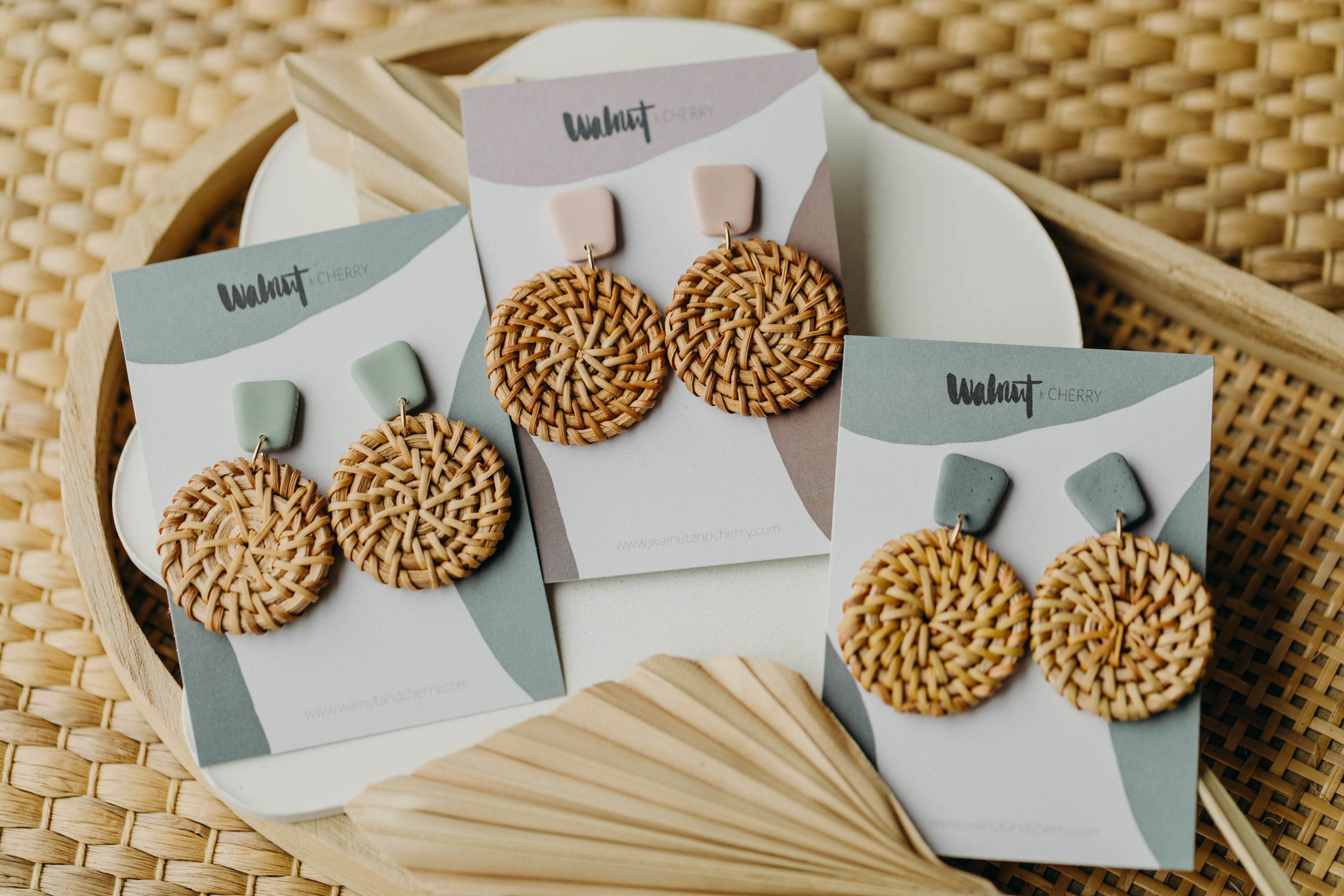 eckige Polymer Ton Ohrringe in der Farbe Mint mit rundem Rattan Anhänger