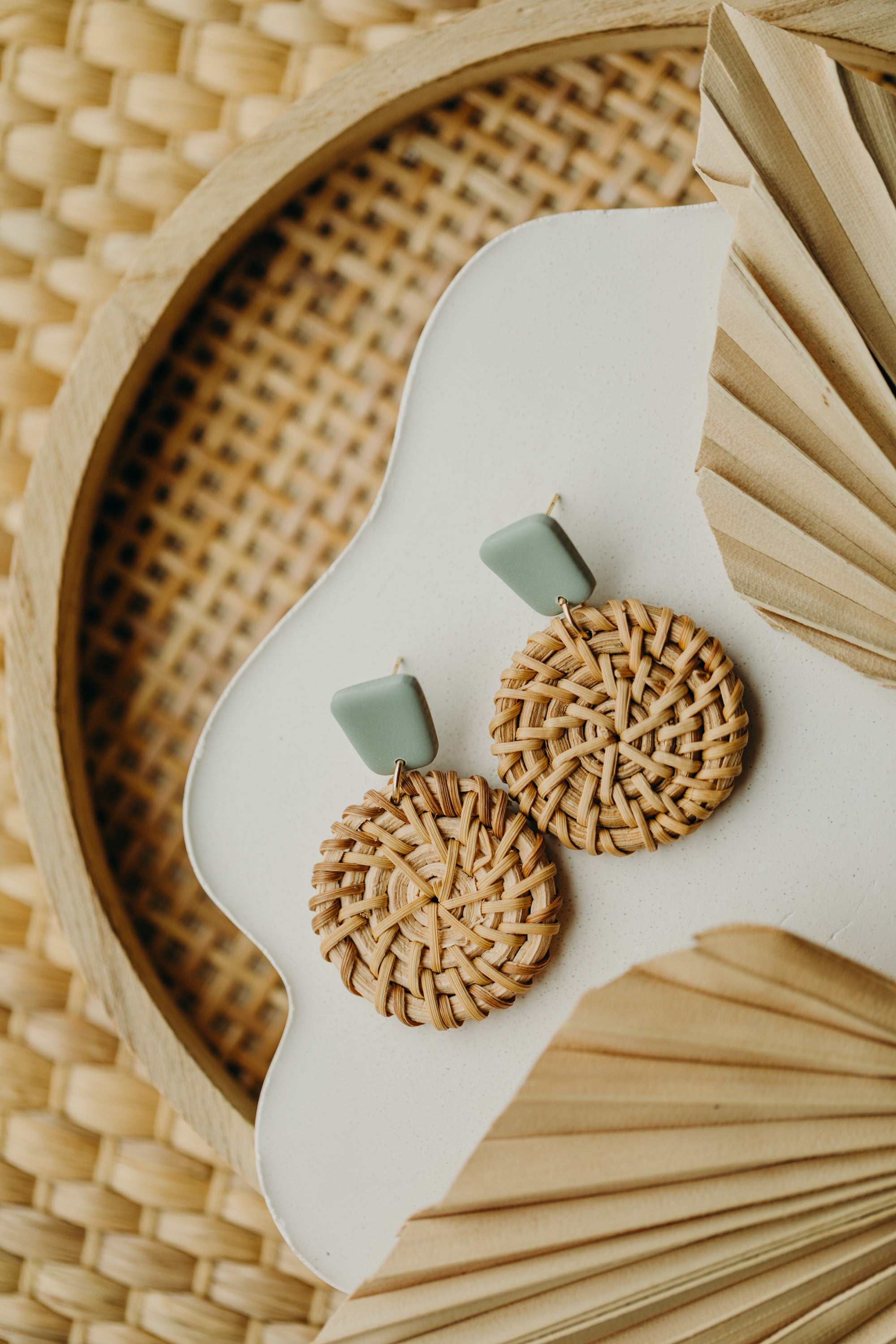 eckige Polymer Ton Ohrringe in der Farbe Mint mit rundem Rattan Anhänger