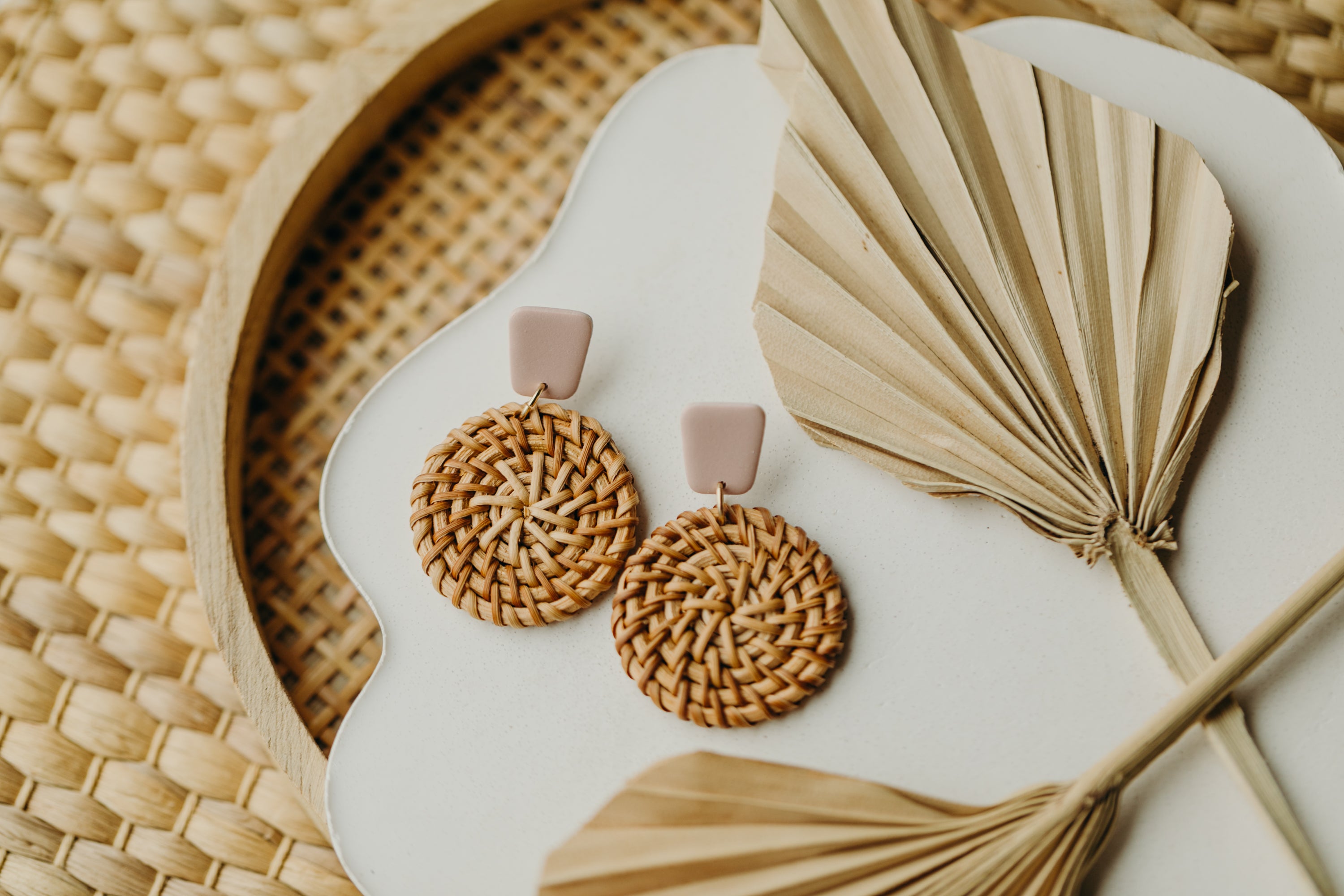 rechteckige Polymer Ton Ohrringe in hellem Rosa mit rundem Rattan Anhänger