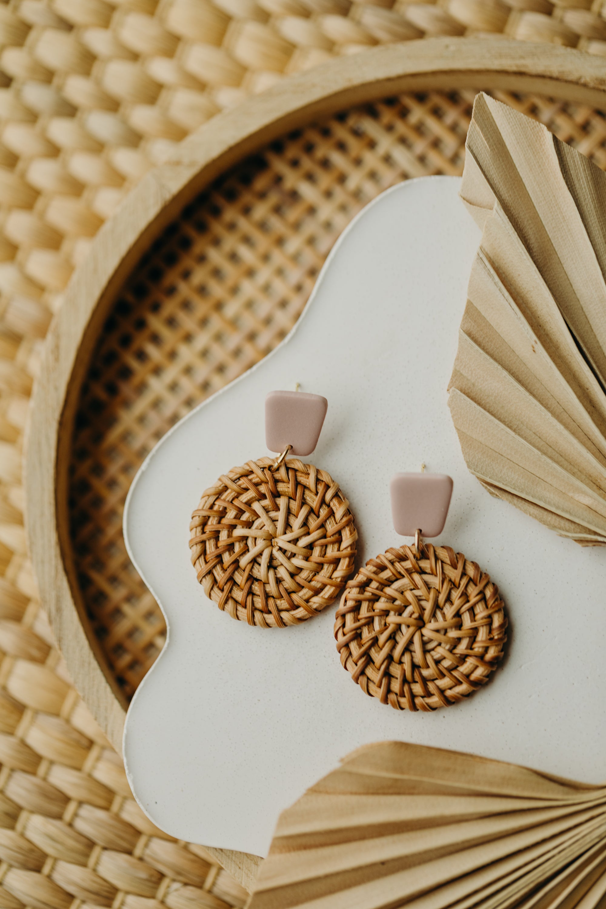 rechteckige Polymer Ton Ohrringe in hellem Rosa mit rundem Rattan Anhänger