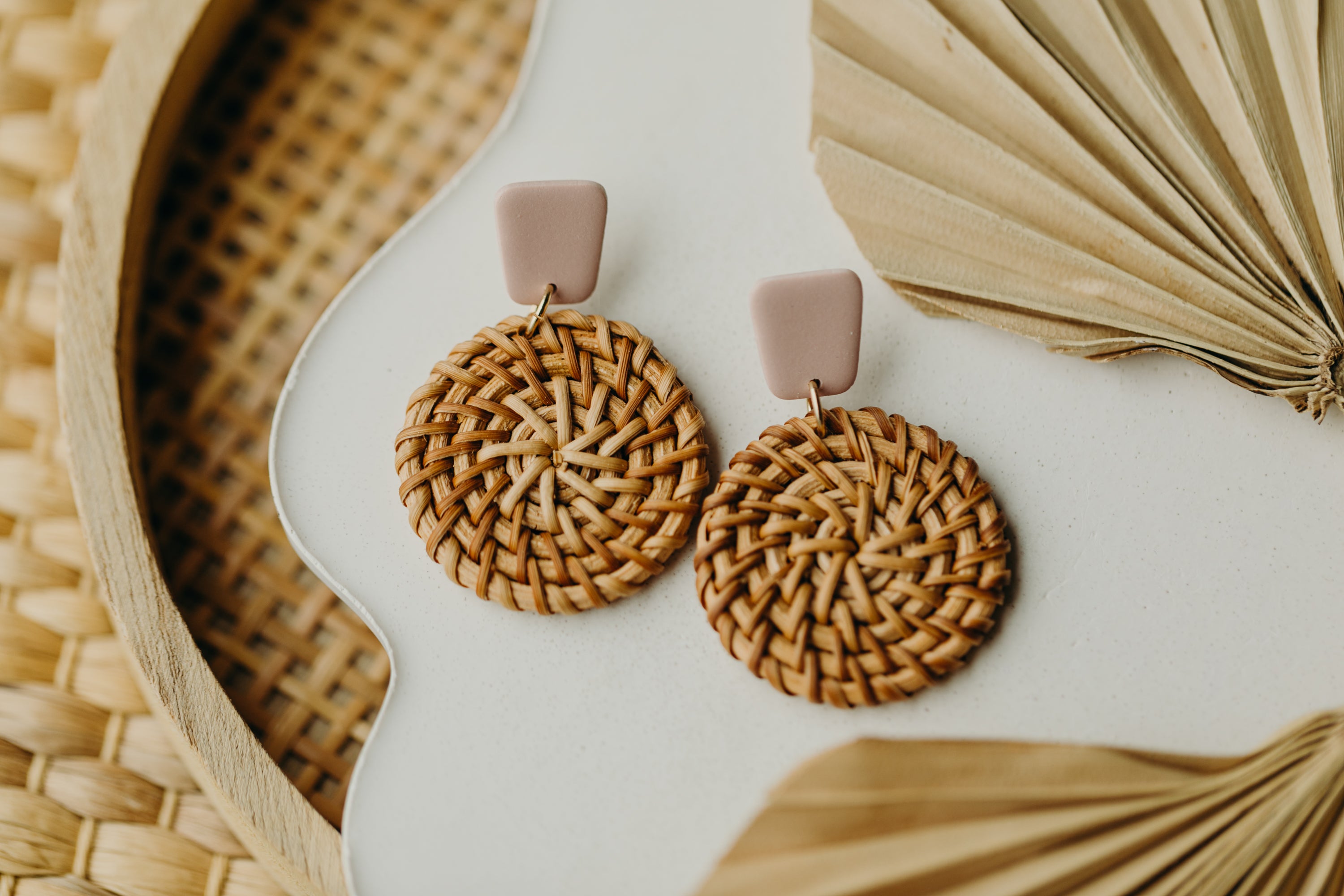 eckige Polymer Ton Ohrringe in der Farbe Helles Rosa mit rundem Rattan Anhänger