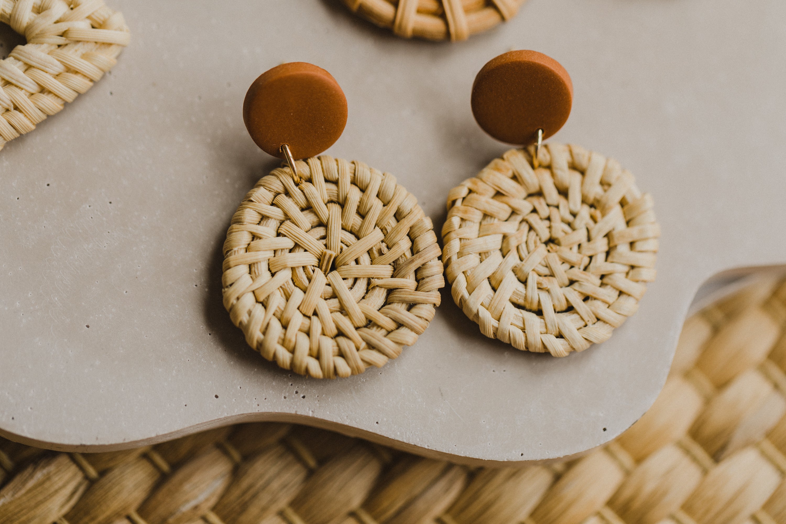 runde Polymer Ton Ohrringe in der Farbe Zimt mit rundem Rattan Anhänger