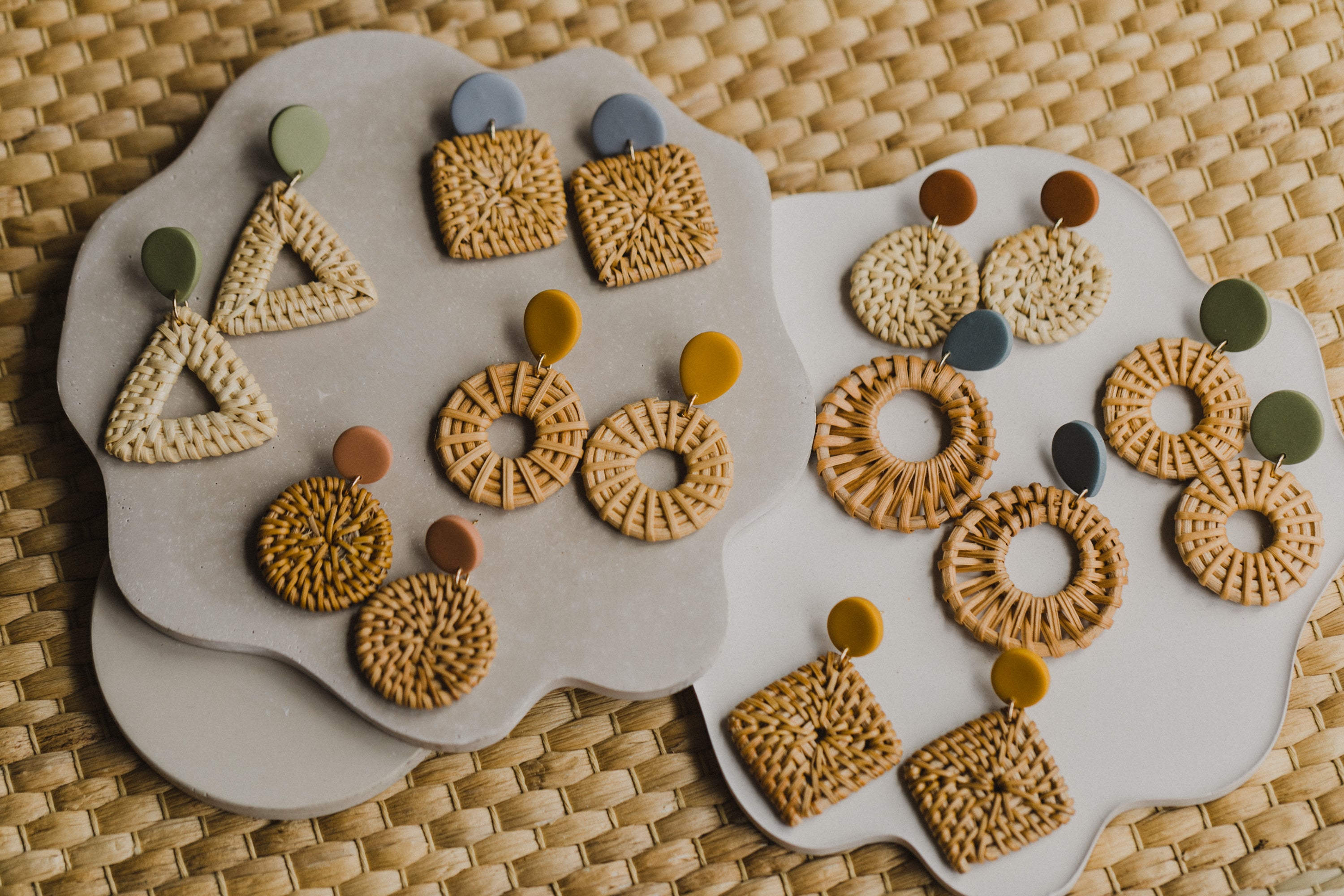 runde Polymer Ton Ohrringe in der Farbe Zimt mit rundem Rattan Anhänger