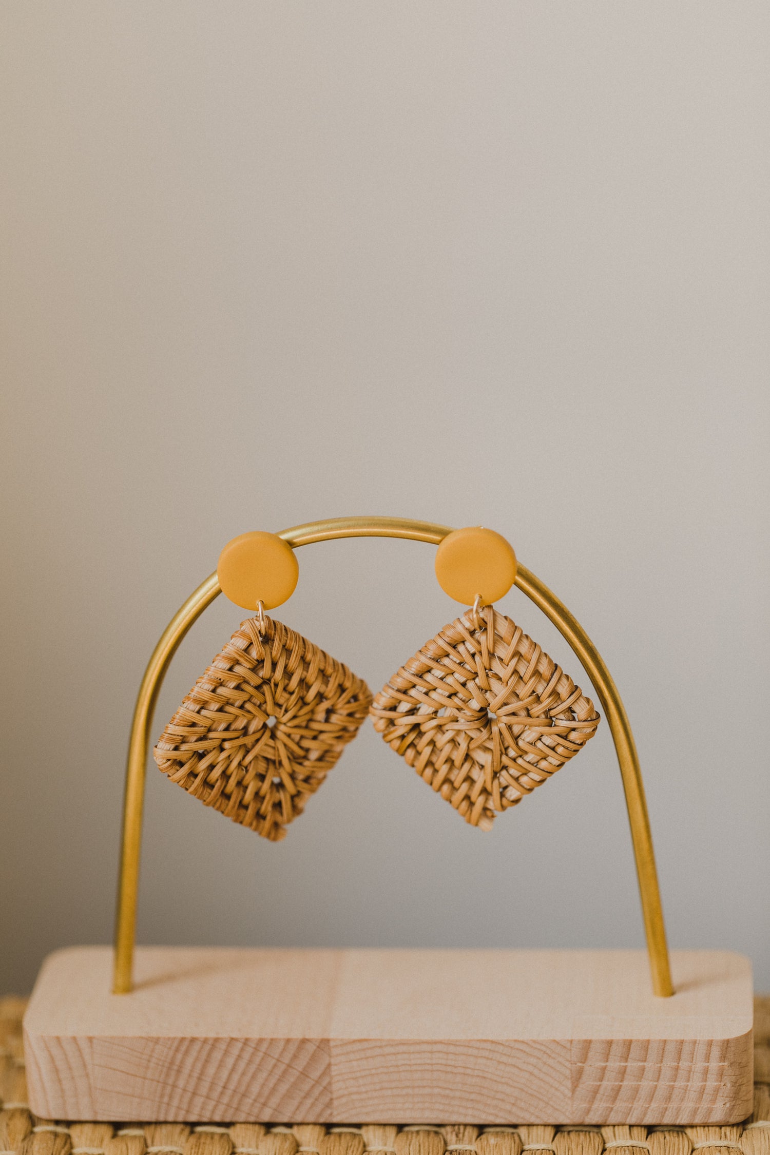 runde Polymer Ton Ohrringe in der Farbe Senfgelb mit Rattan Anhänger Quadrat