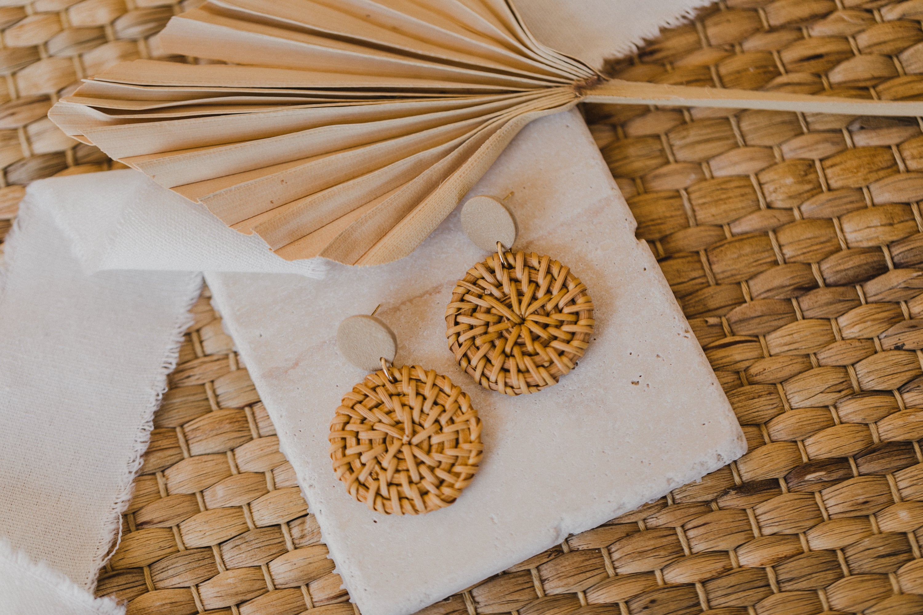 hellbraune Polymer Ton Ohrringe mit rundem Rattan Anhänger