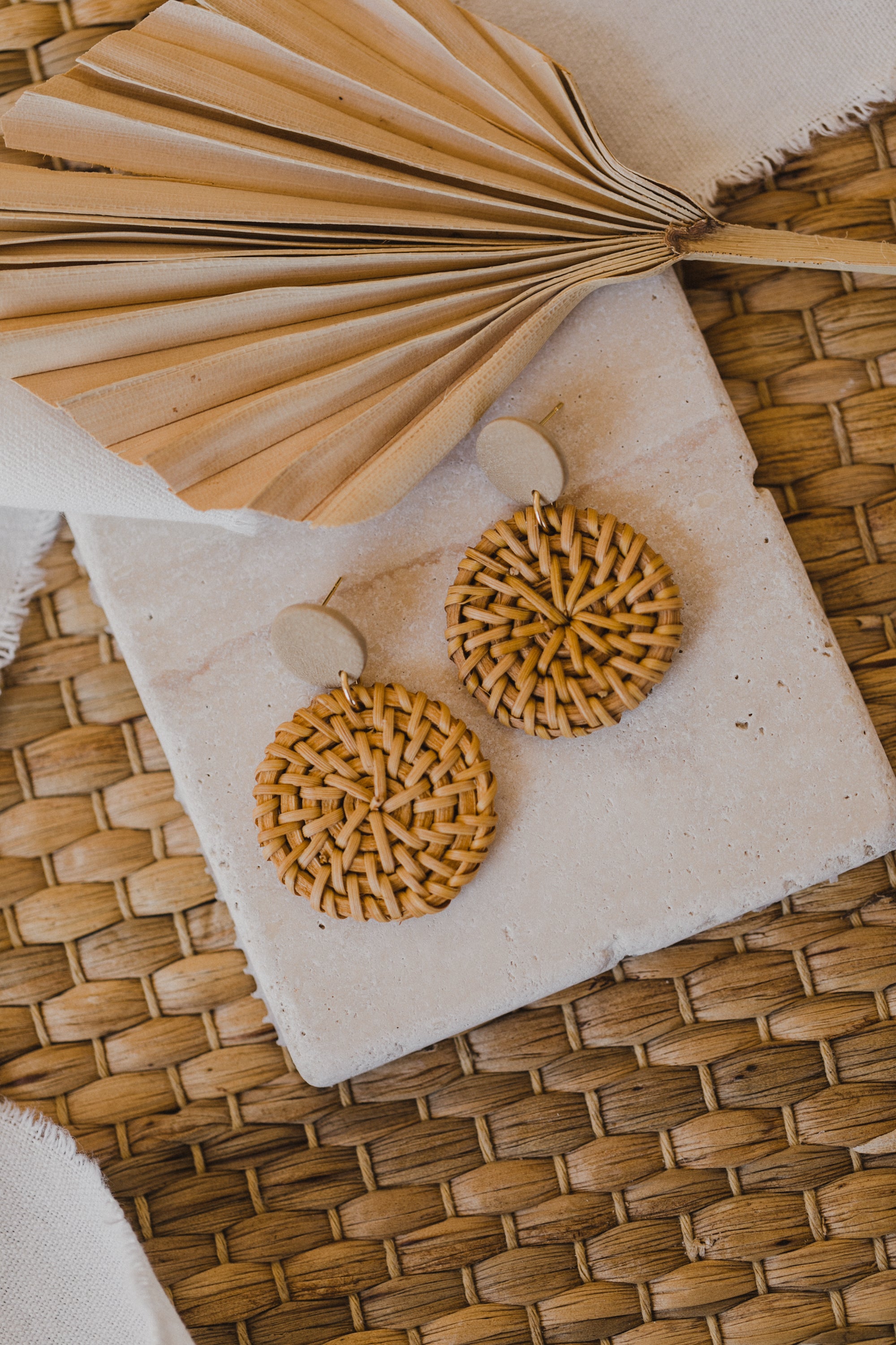 hellbraune Polymer Ton Ohrringe mit rundem Rattan Anhänger