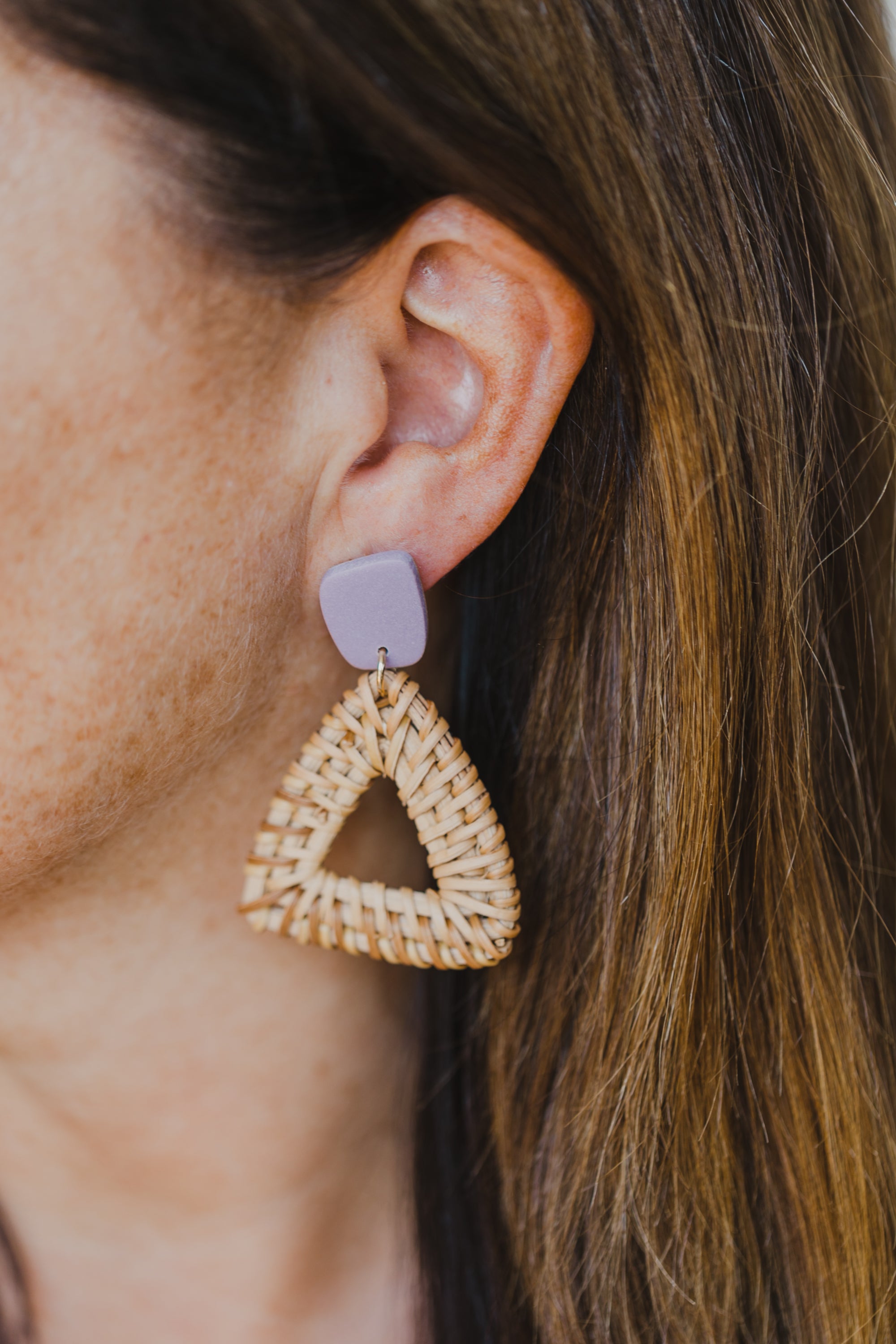 eckige Polymer Ton Ohrringe in der Farbe Helles Lila mit Rattan Anhänger Dreieck