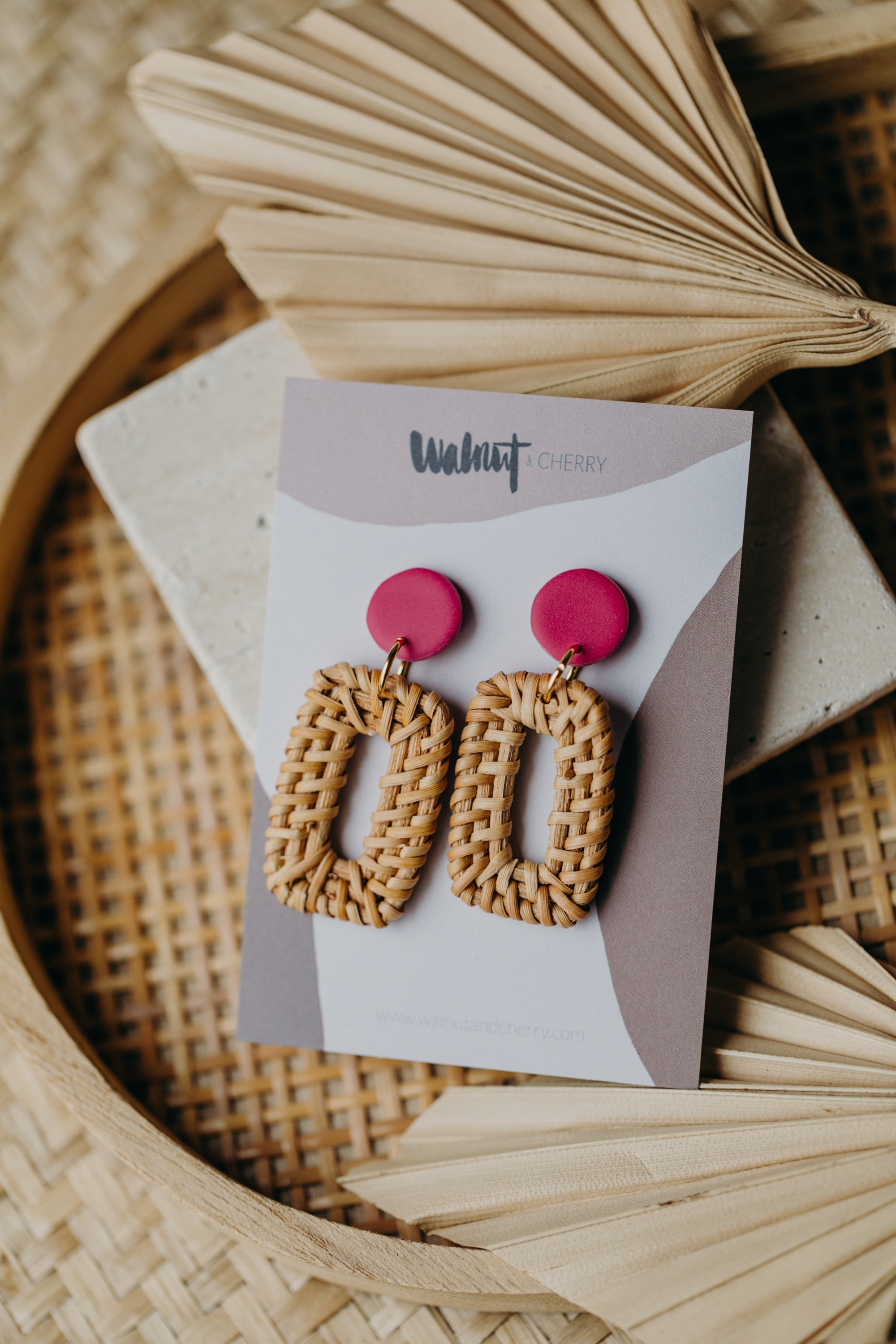 Runde pinke Polymer Ton Ohrringe mit rechteckigem Rattan Anhänger