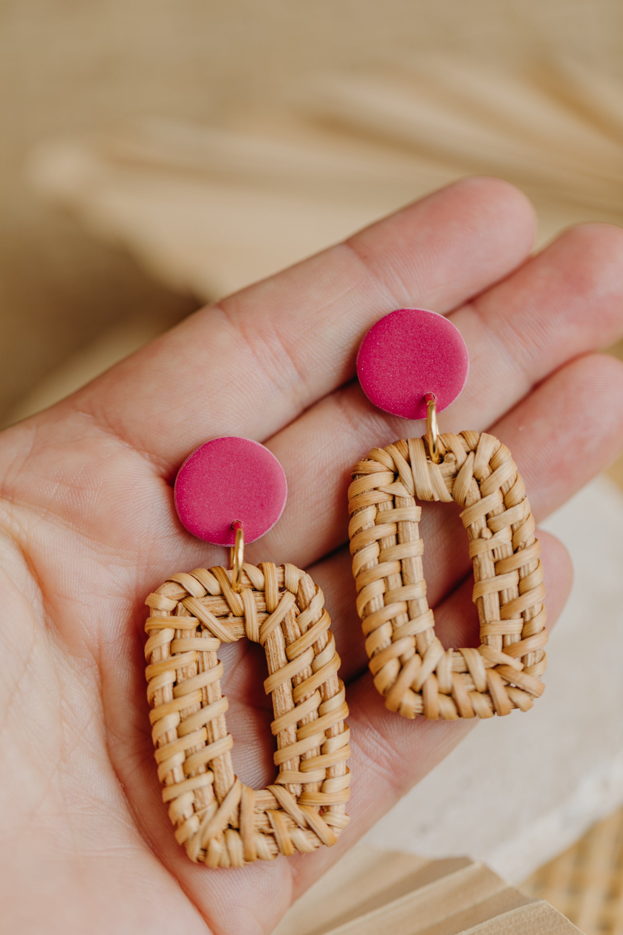 Runde pinke Polymer Ton Ohrringe mit rechteckigem Rattan Anhänger