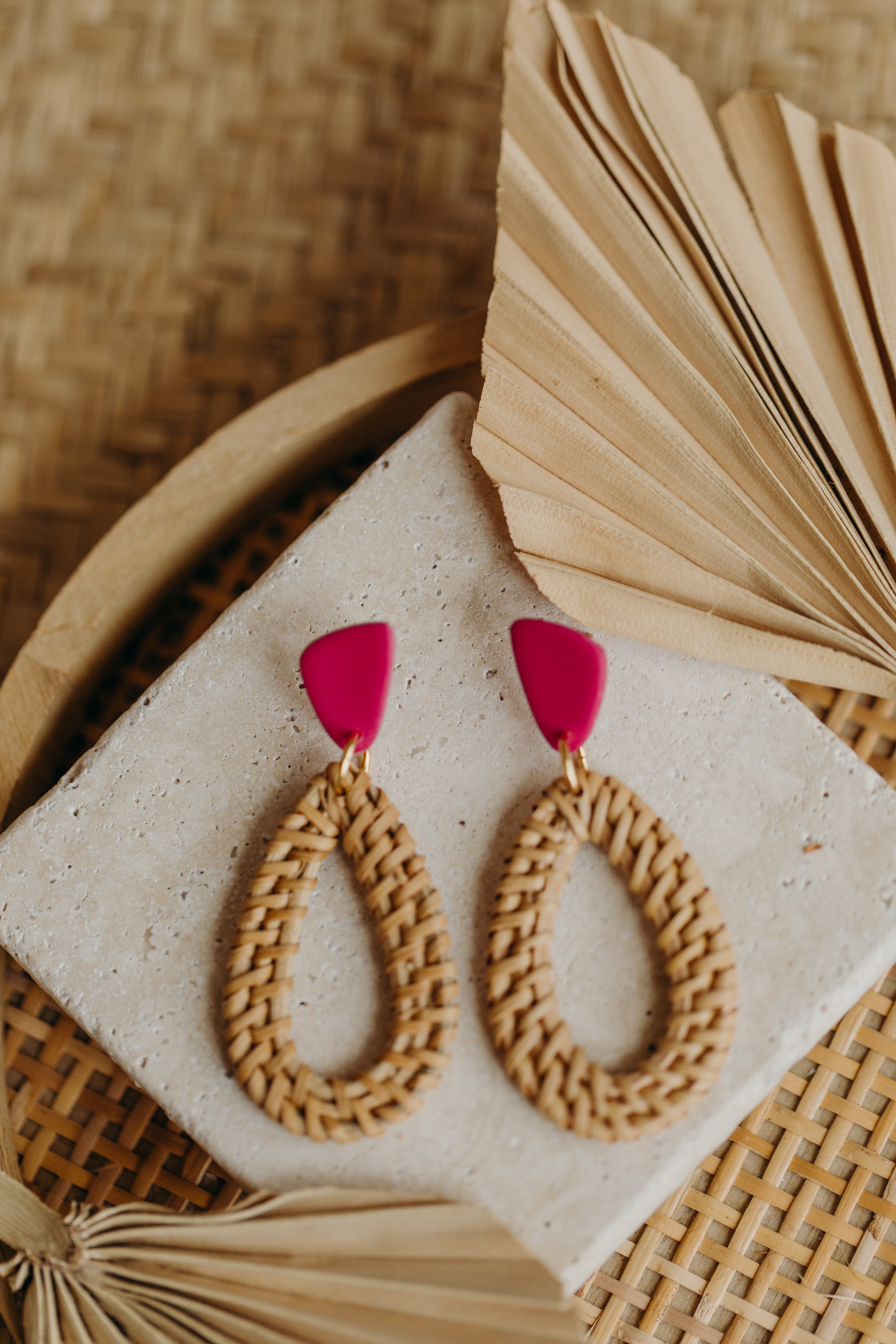 Dreieckige Polymer Ton Ohrringe mit Rattan Anhänger Tropfen in der Farbe Dunkles Pink