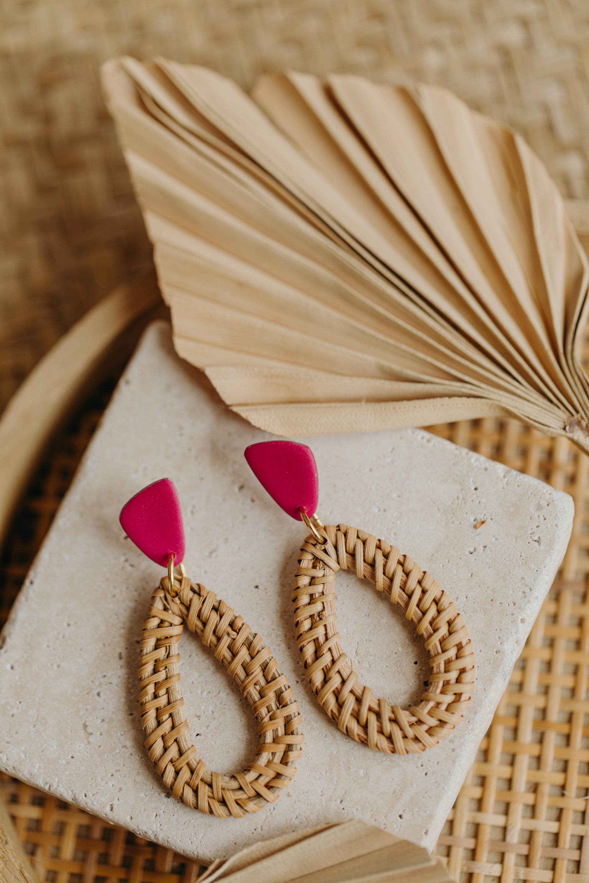 Dreieckige Polymer Ton Ohrringe mit Rattan Anhänger Tropfen in der Farbe Dunkles Pink