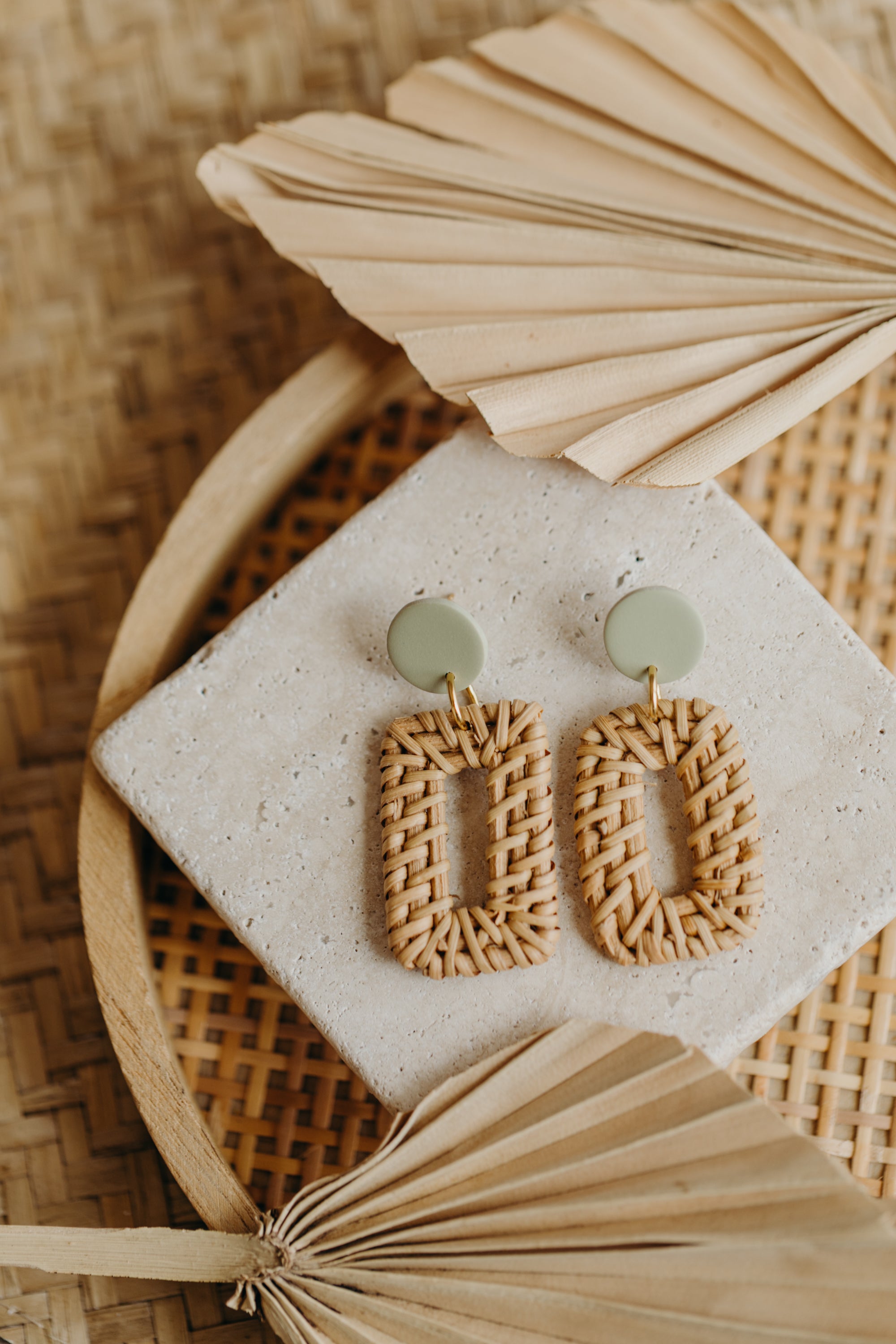 Runde Polymer Ton Ohrringe in Lindgrün mit rechteckigem Rattan Anhänger