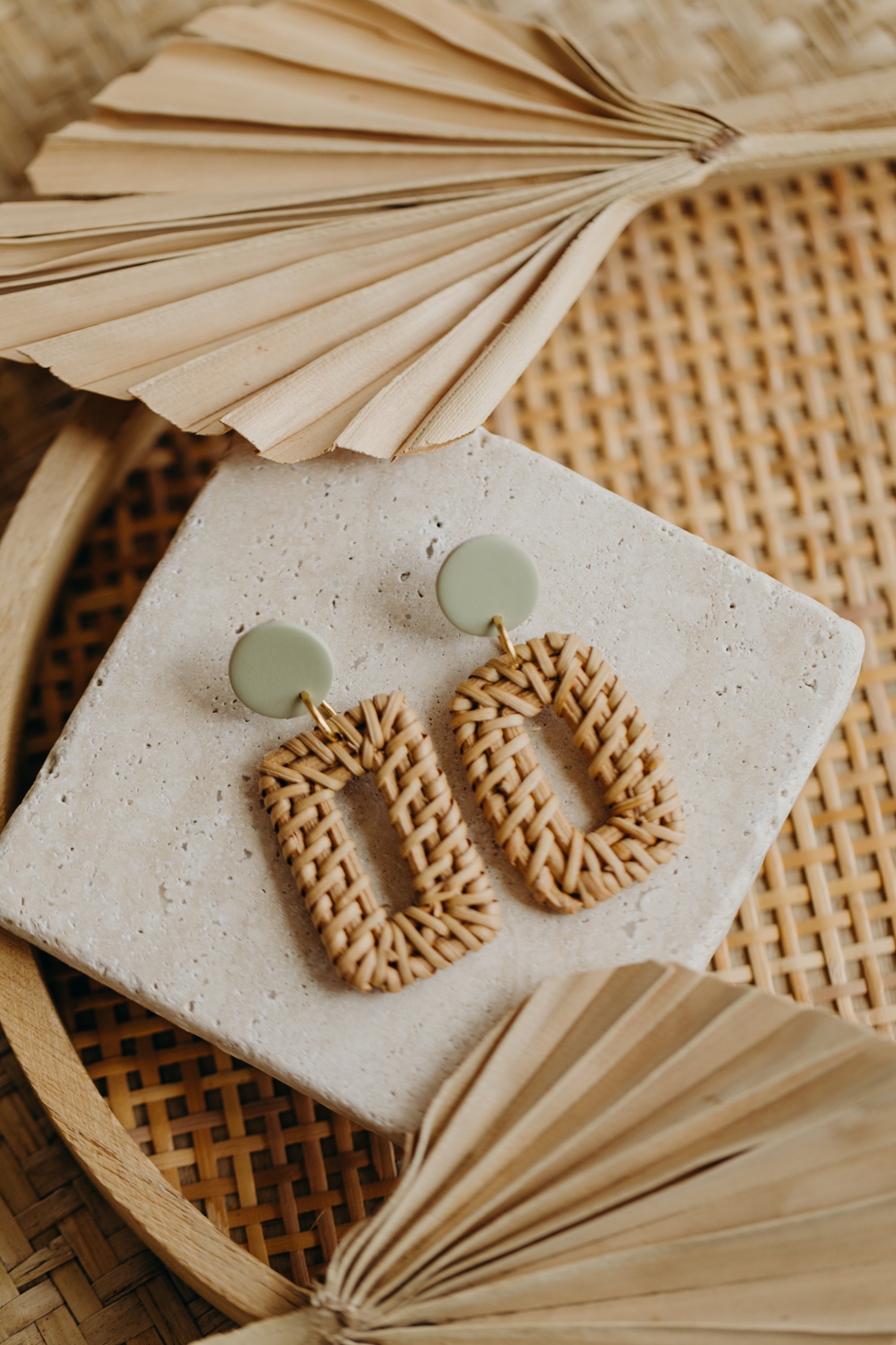 Runde Polymer Ton Ohrringe in Lindgrün mit rechteckigem Rattan Anhänger