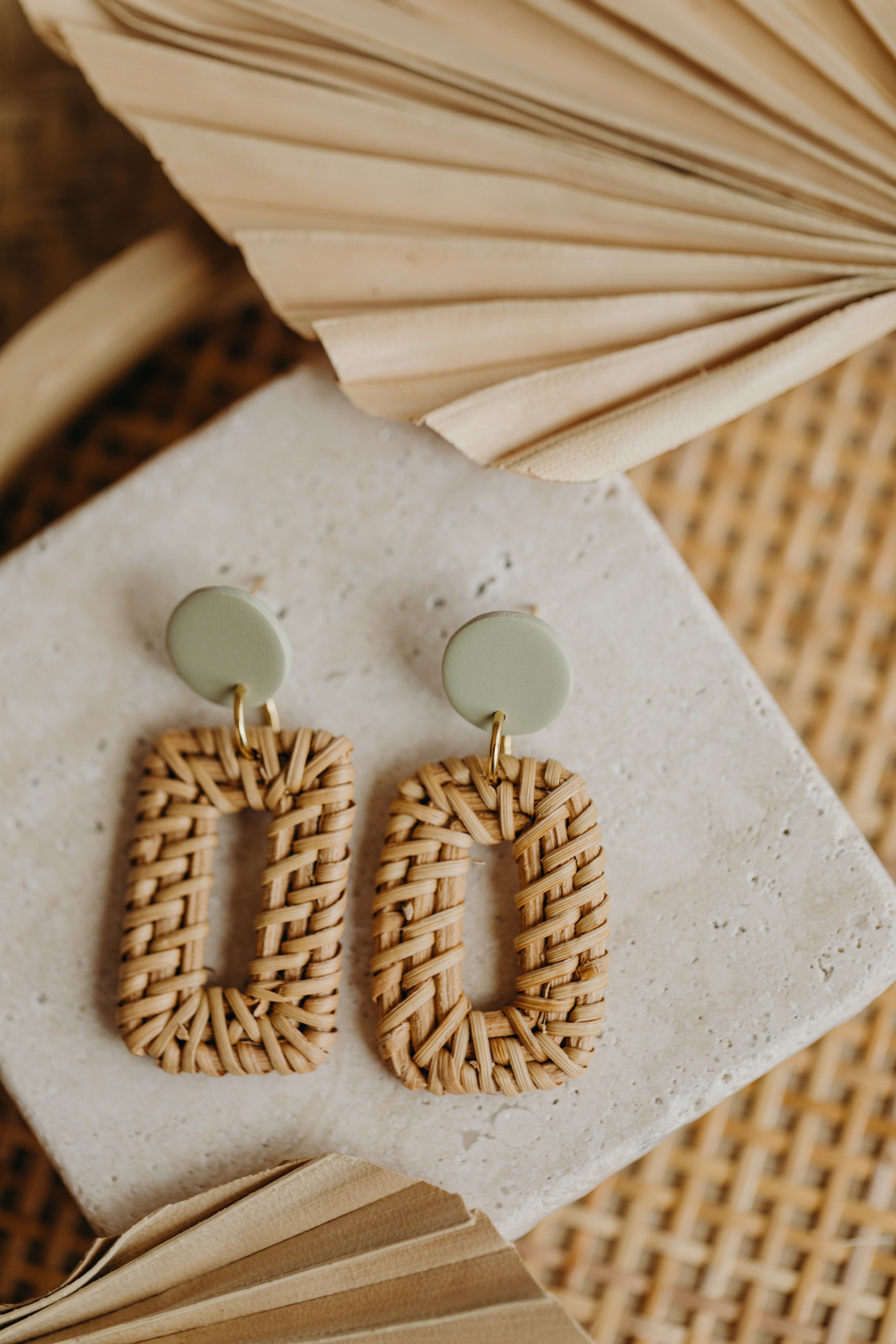 Runde Polymer Ton Ohrringe in Lindgrün mit rechteckigem Rattan Anhänger