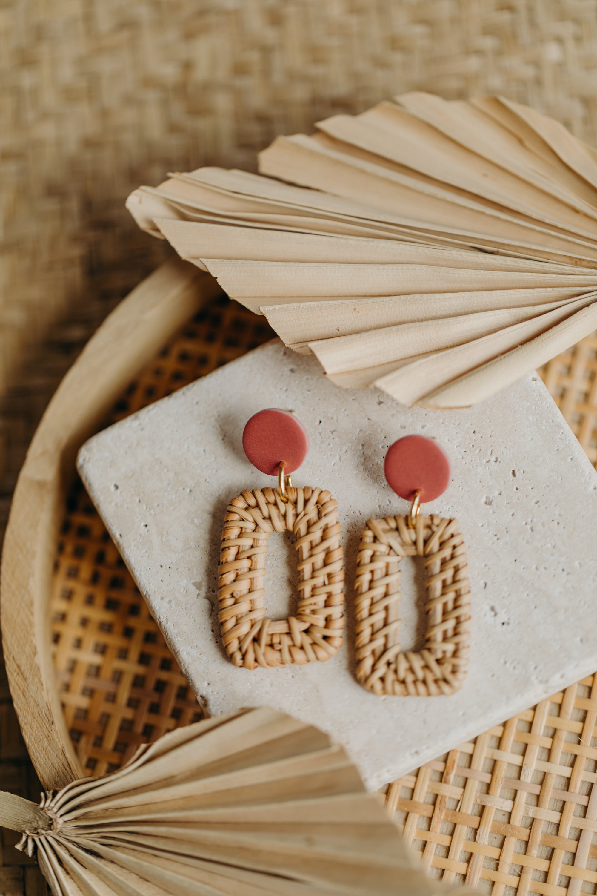 Runde Polymer Ton Ohrringe mit eckigem Rattan Anhänger in der Farbe Ziegelrot