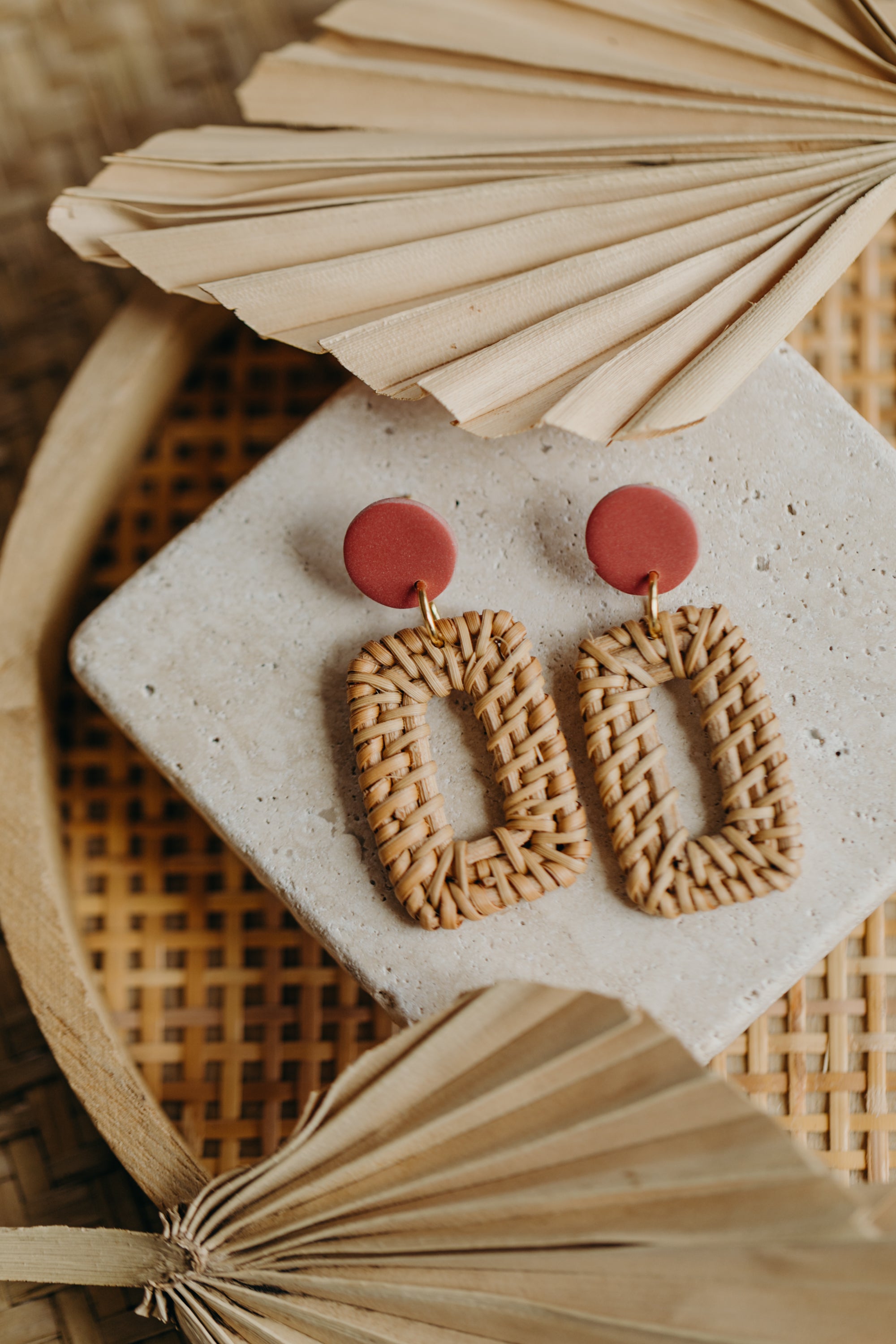 Runde Polymer Ton Ohrringe mit eckigem Rattan Anhänger in der Farbe Ziegelrot