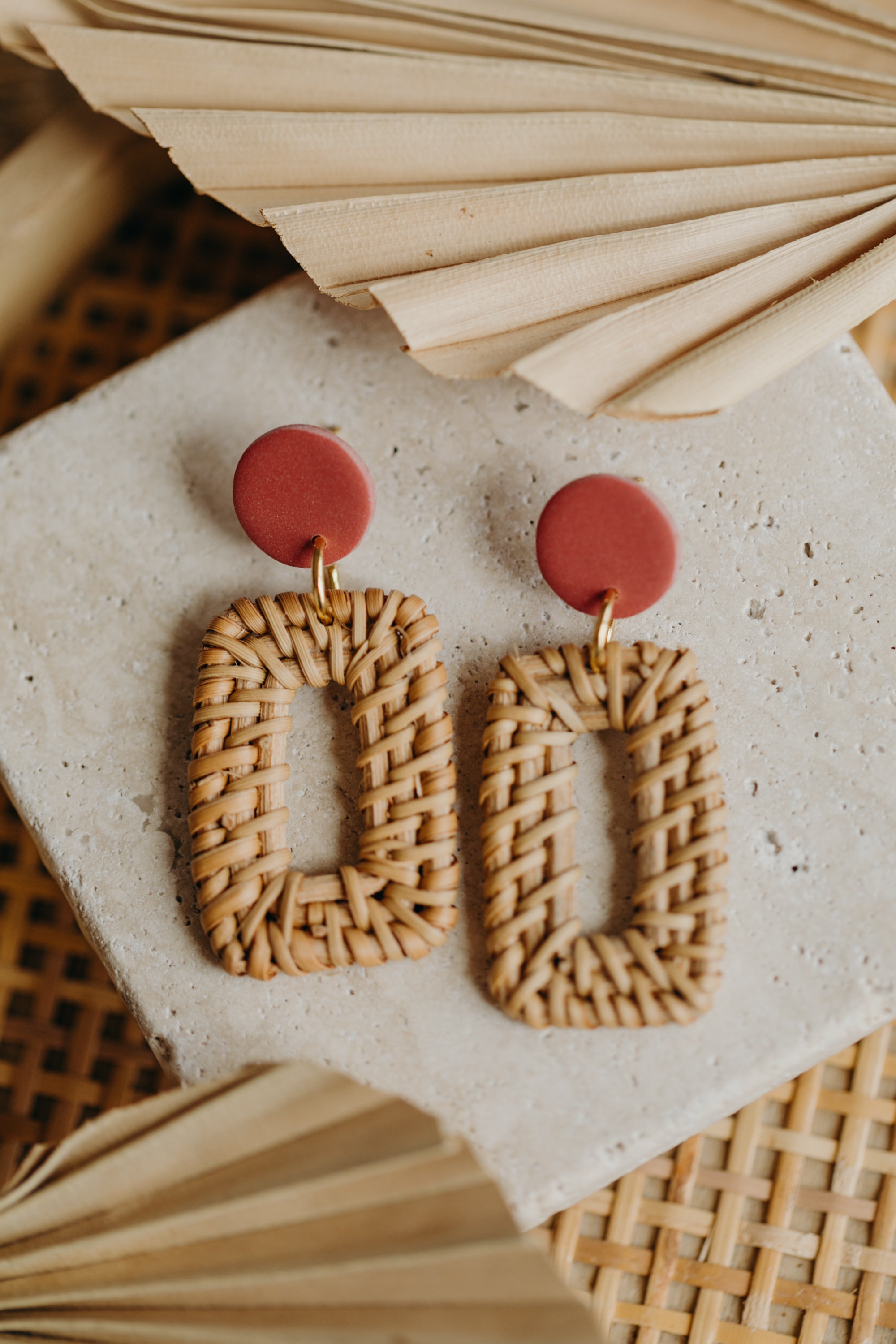 Runde Polymer Ton Ohrringe mit eckigem Rattan Anhänger in der Farbe Ziegelrot