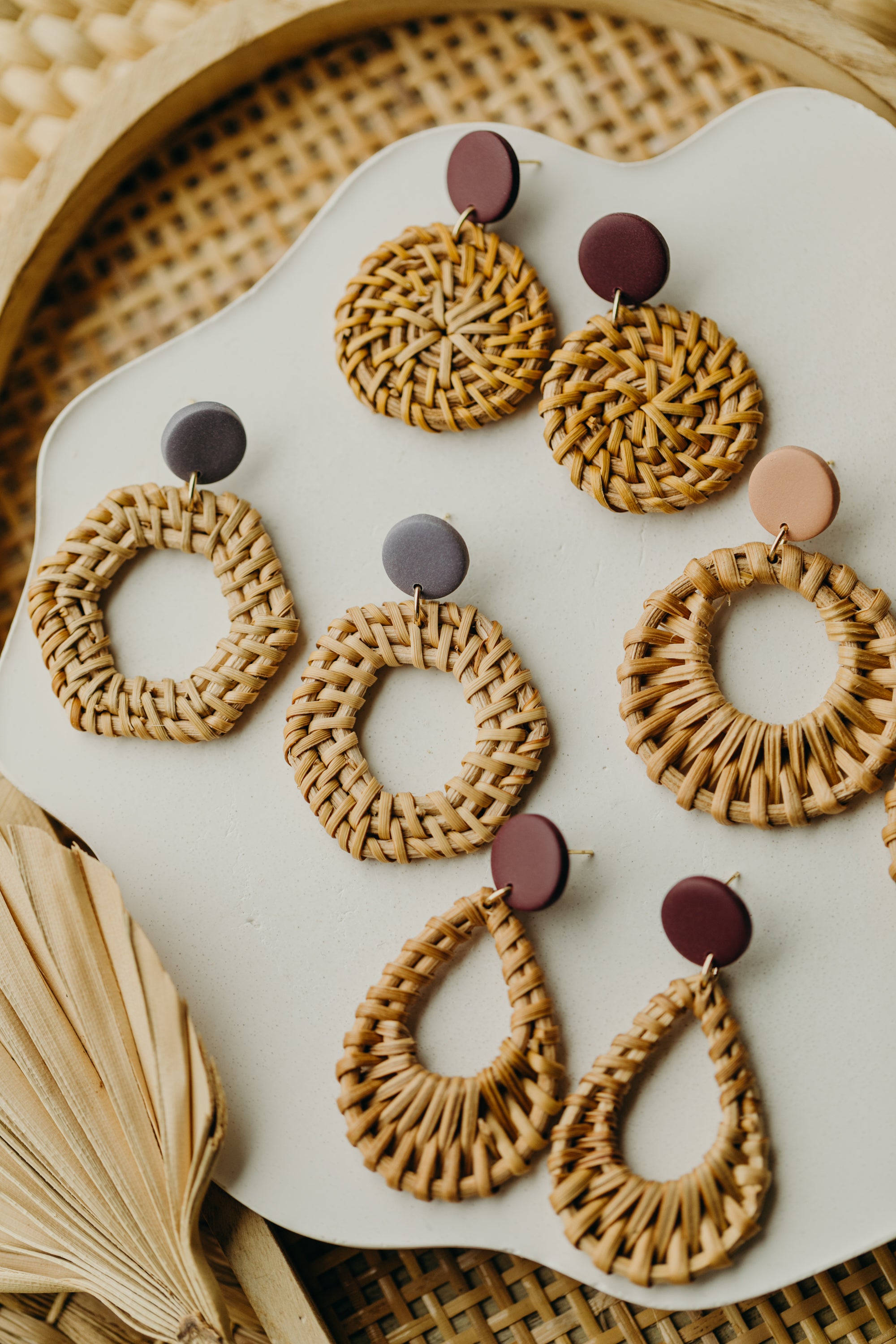 Polymer Ton Ohrringe in der Farbe Merlot mit Rattan Anhänger Tropfen