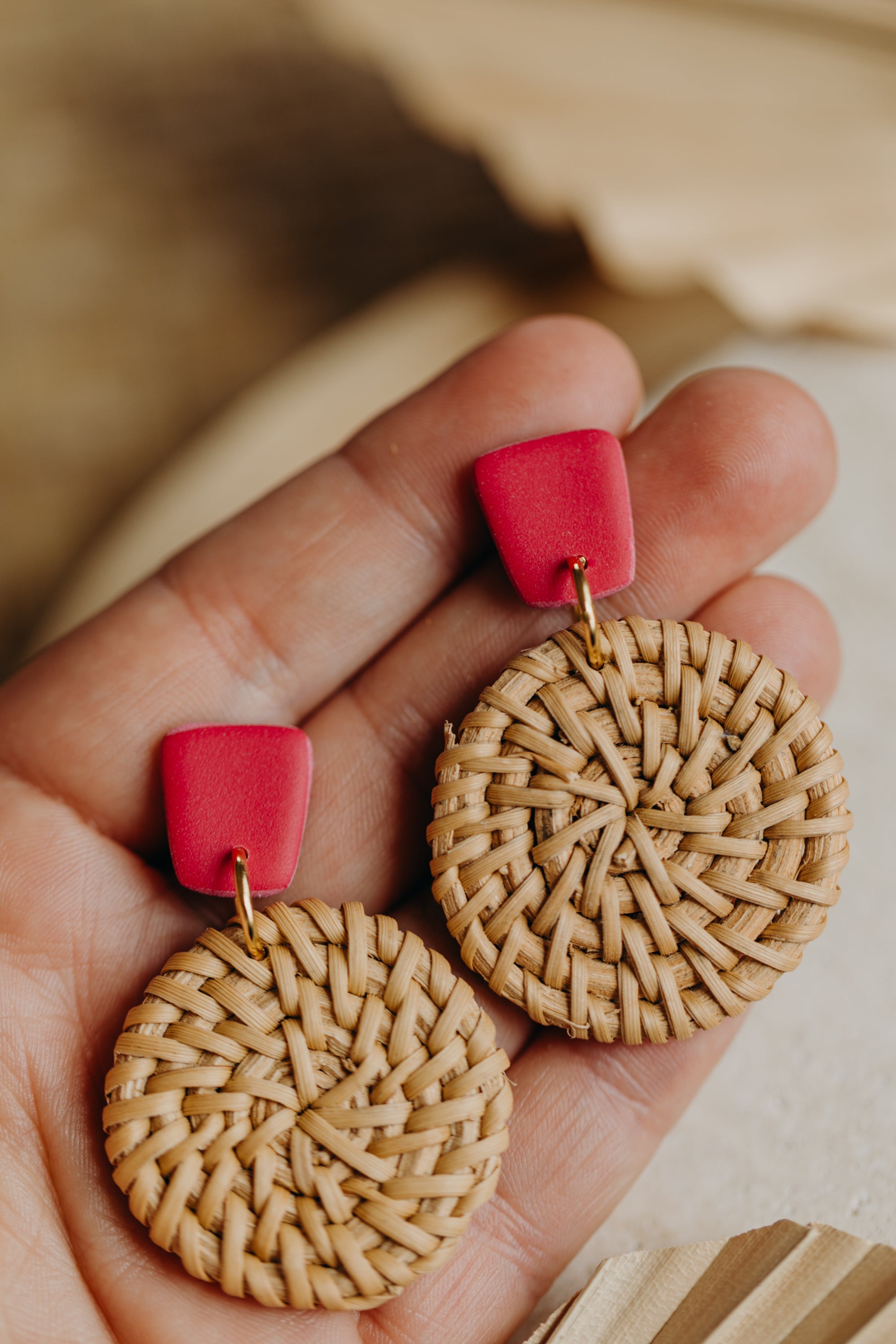 Eckige Polymer Ton Ohrringe mit sechseckigem Rattan Anhänger in der Farbe Dunkles Pink