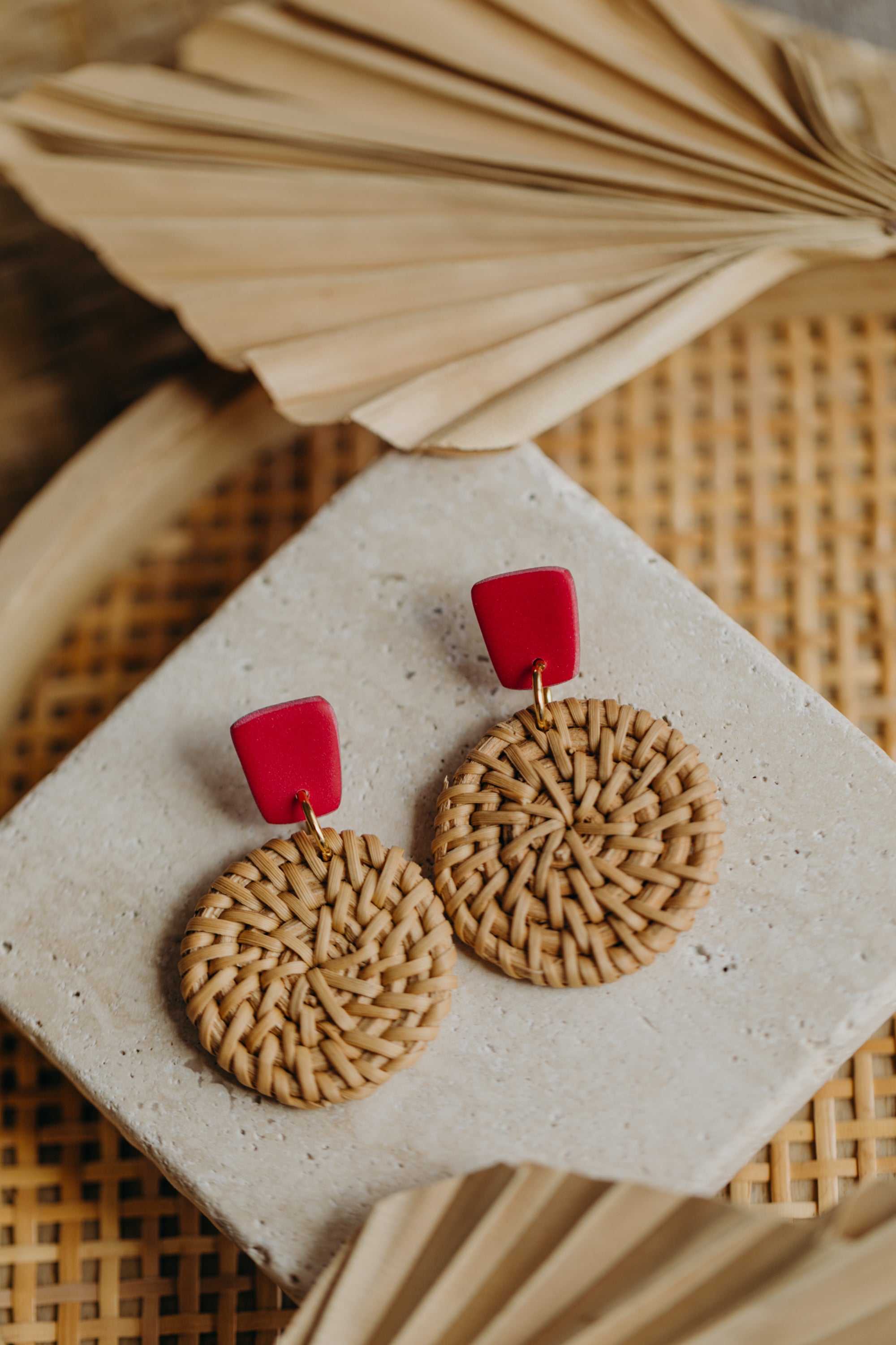 Eckige Polymer Ton Ohrringe mit sechseckigem Rattan Anhänger in der Farbe Dunkles Pink