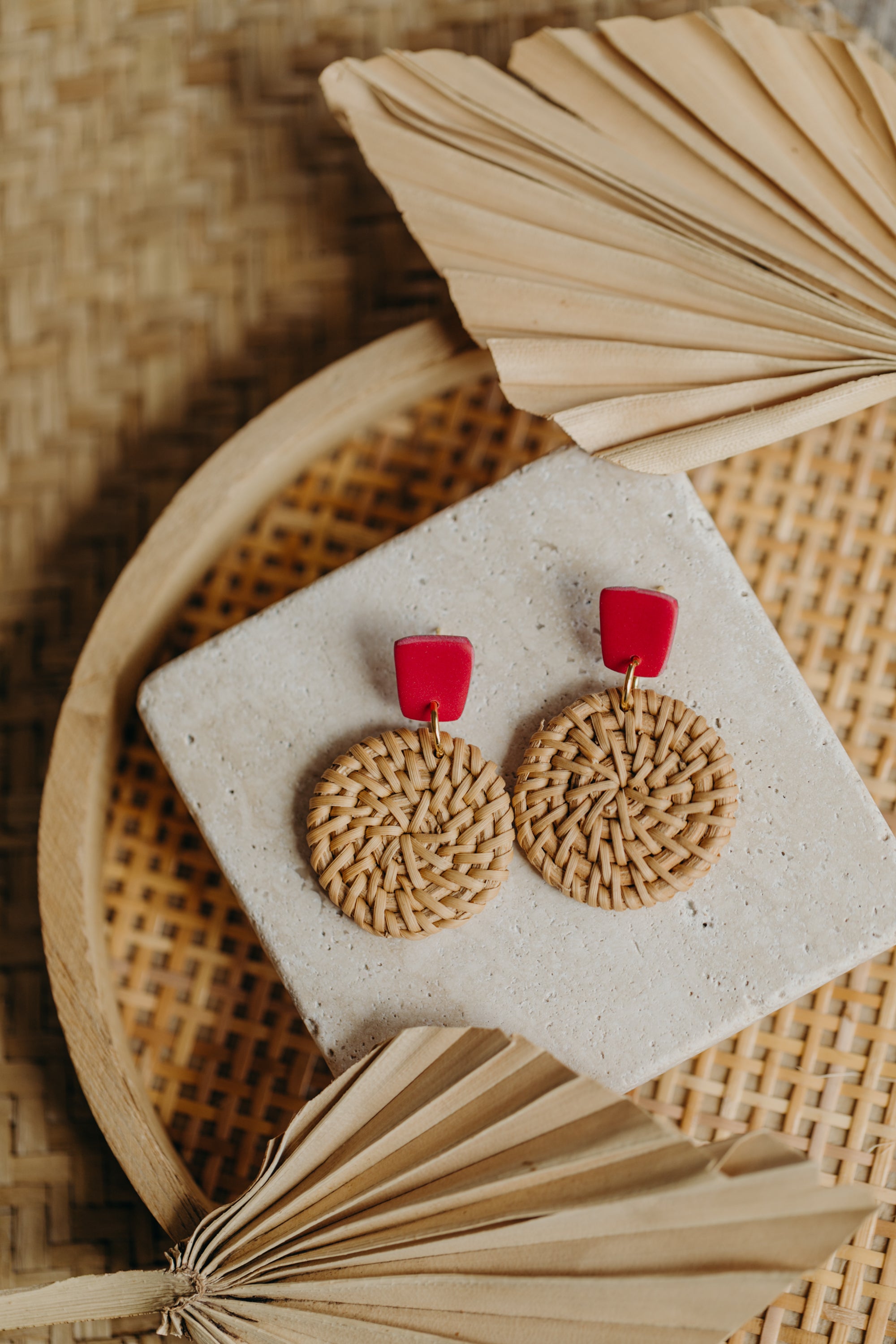 Eckige Polymer Ton Ohrringe mit sechseckigem Rattan Anhänger in der Farbe Dunkles Pink