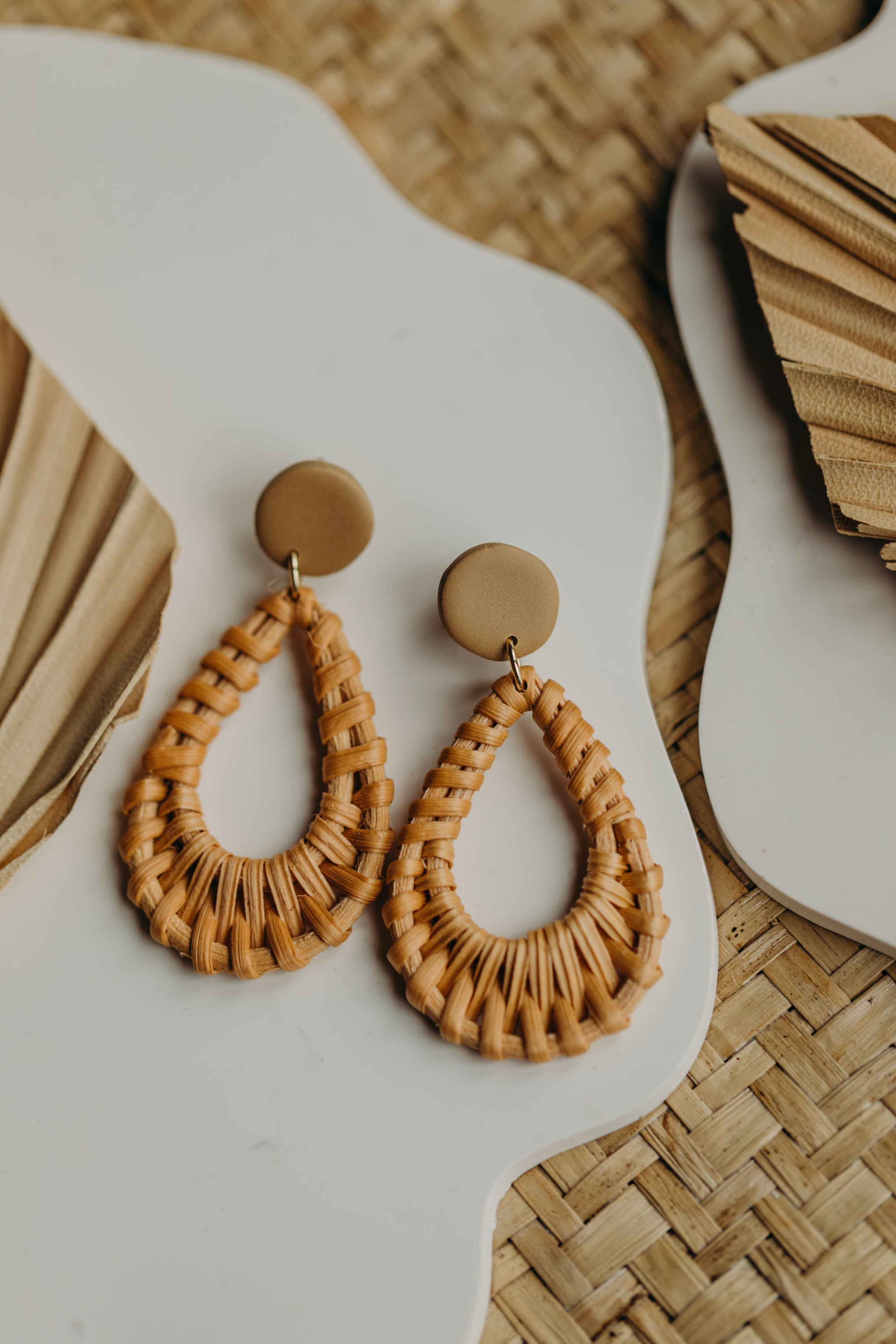 helle Polymer Ton Ohrringe mit Rattan Anhänger Tropfen in der Farbe Sand