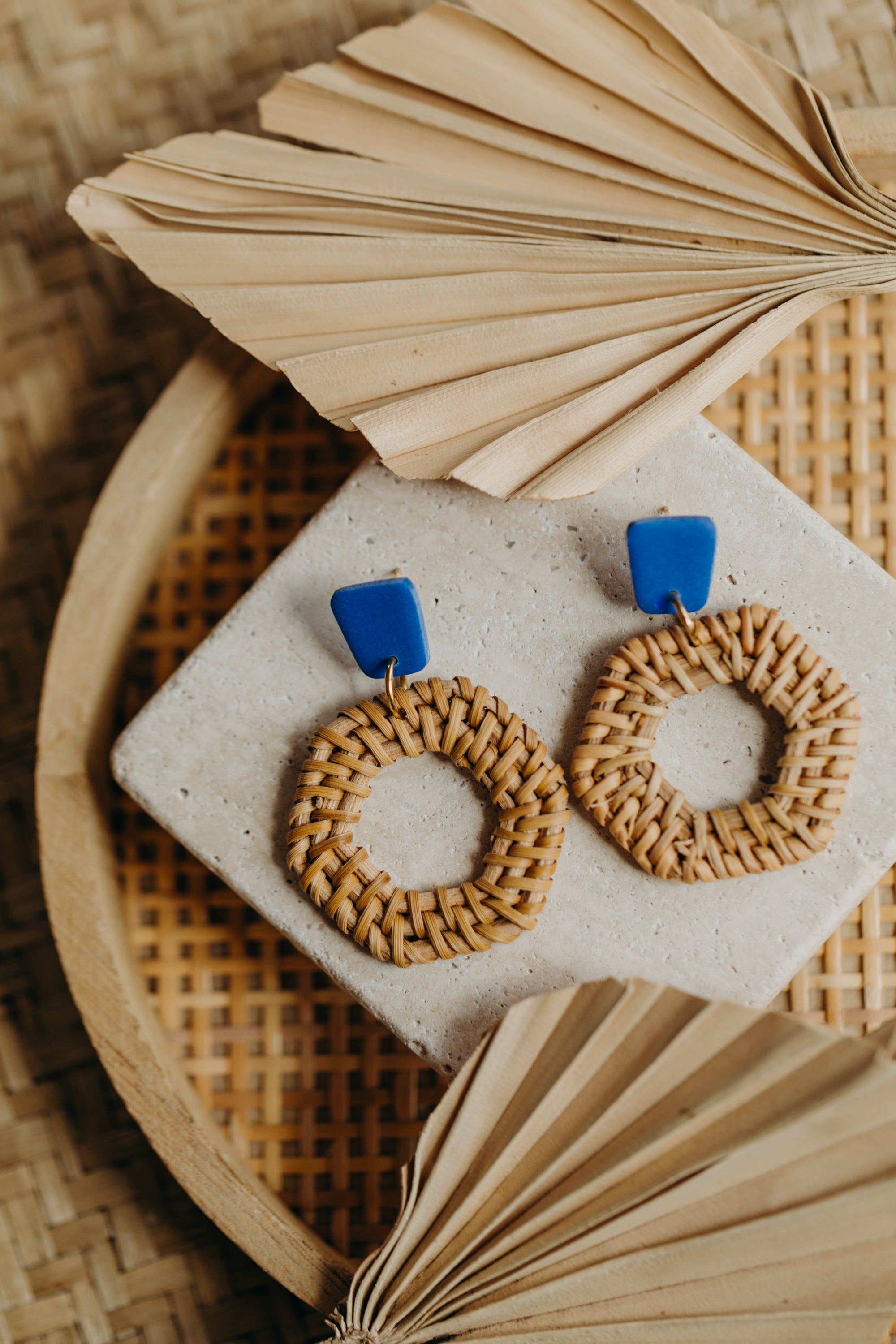 Eckige Polymer Ton Ohrringe mit sechseckigem Rattan Anhänger in der Farbe Kornblumenblau
