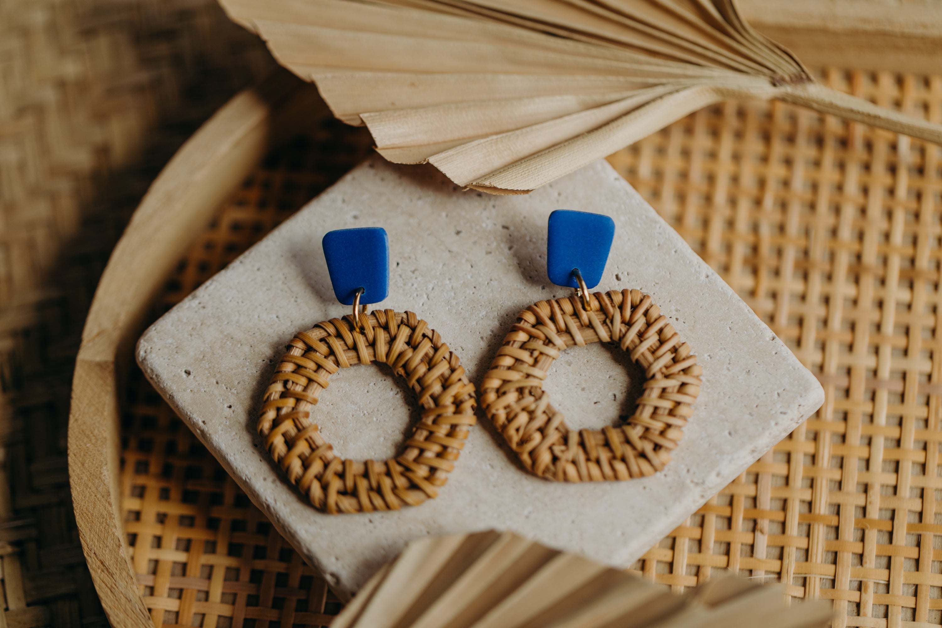 Eckige Polymer Ton Ohrringe mit sechseckigem Rattan Anhänger in der Farbe Kornblumenblau