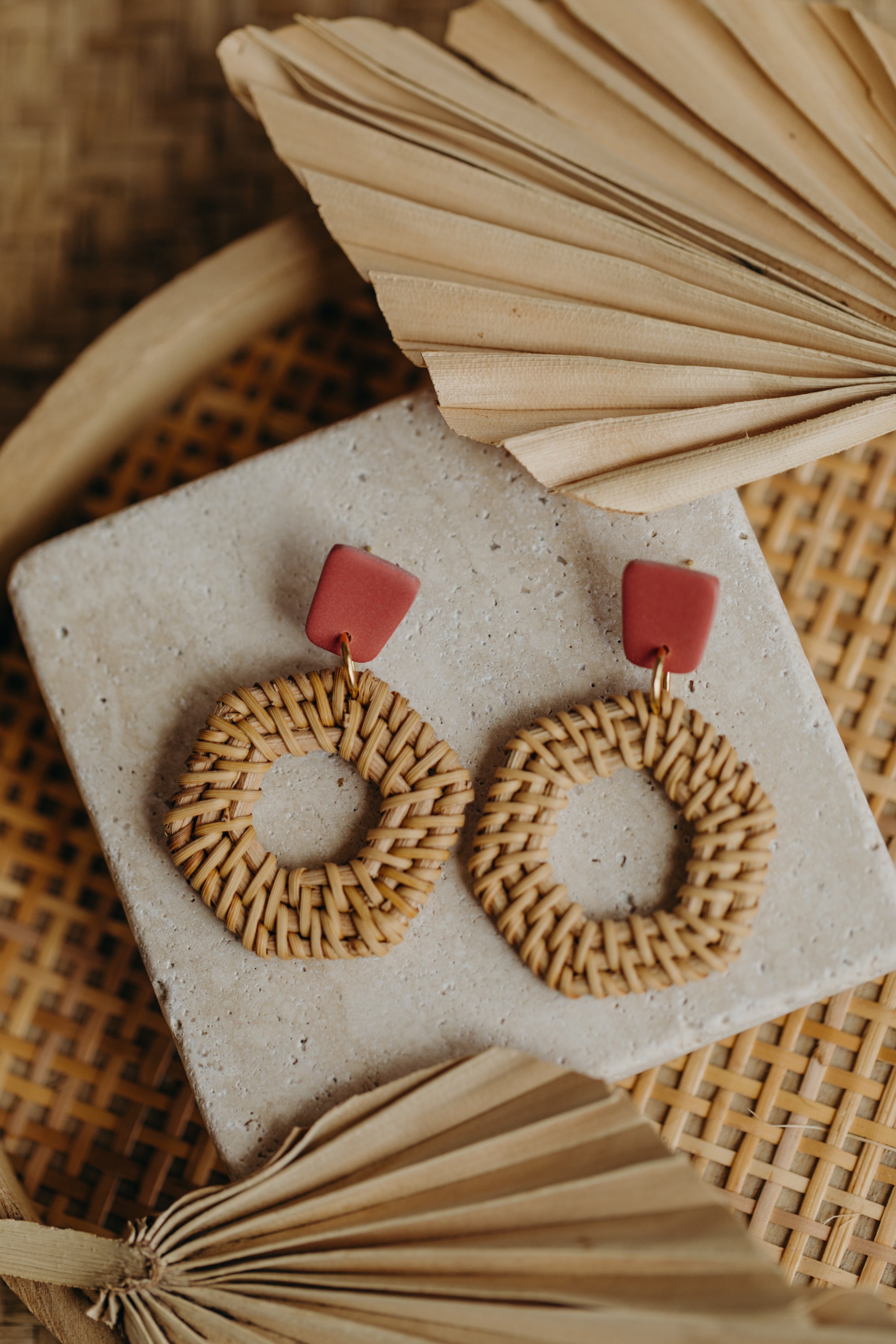 Eckige Polymer Ton Ohrringe mit sechseckigem Rattan Anhänger in der Farbe Ziegelrot