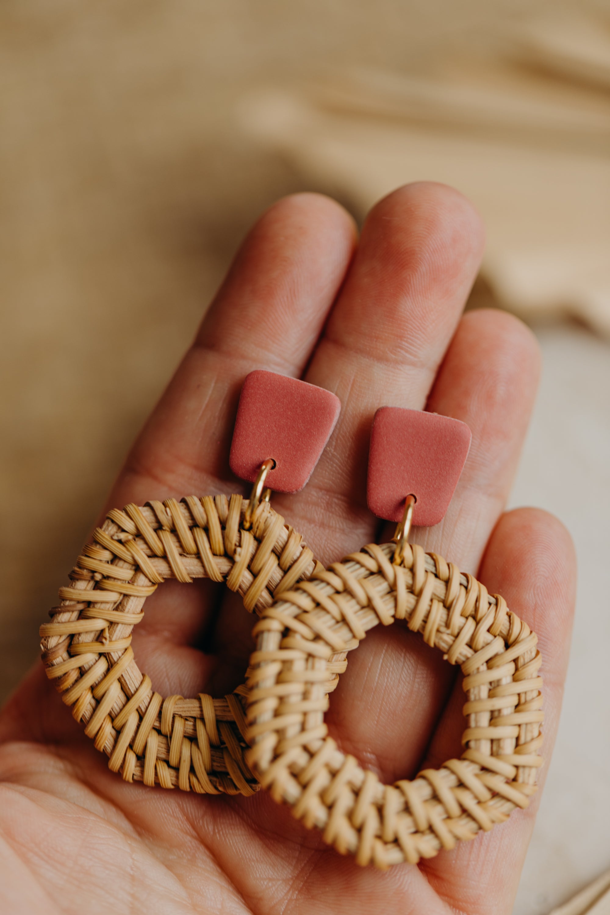 Eckige Polymer Ton Ohrringe mit sechseckigem Rattan Anhänger in der Farbe Ziegelrot