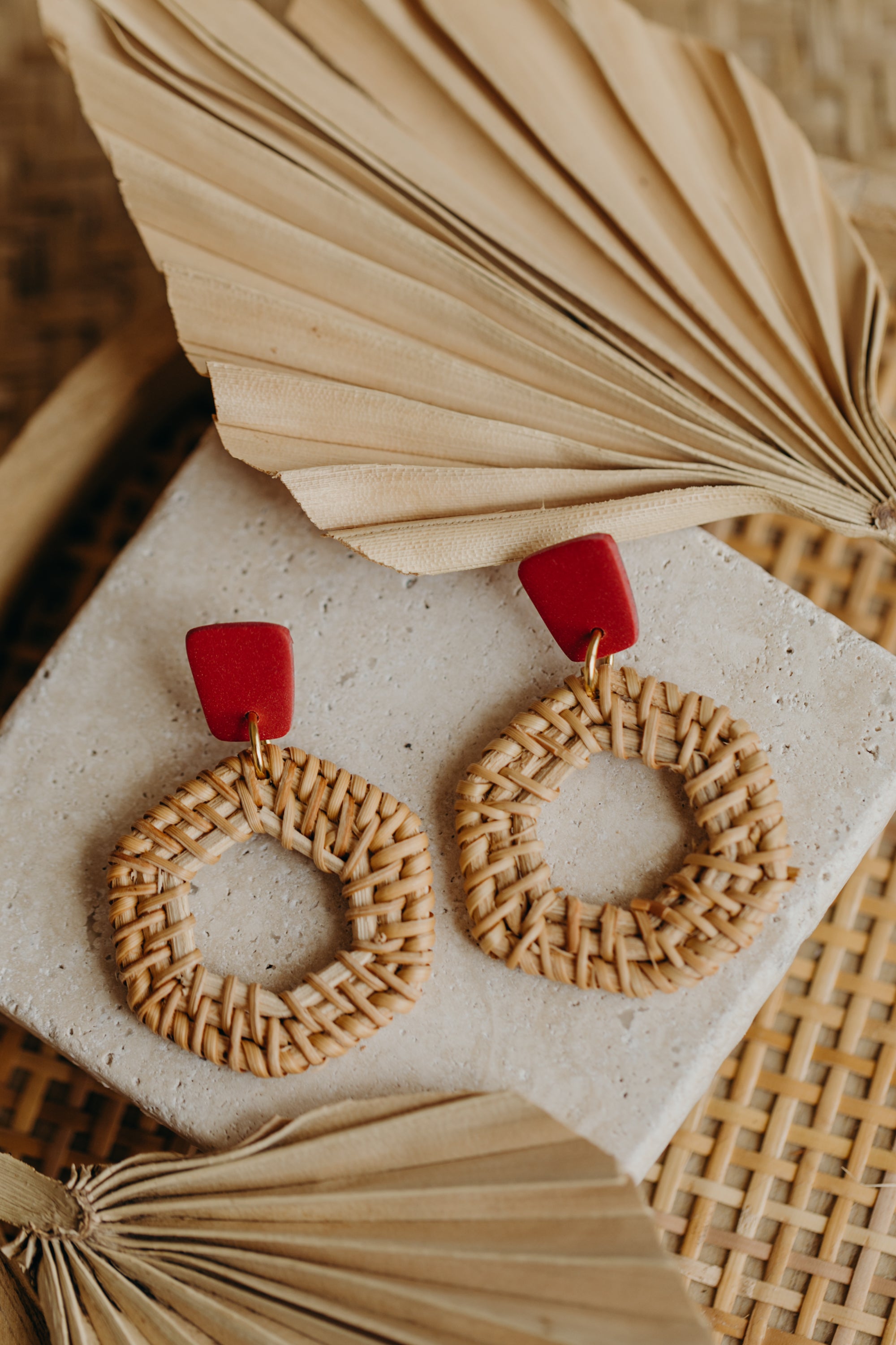 Eckige rote Polymer Ton Ohrringe mit sechseckigem Rattan Anhänger