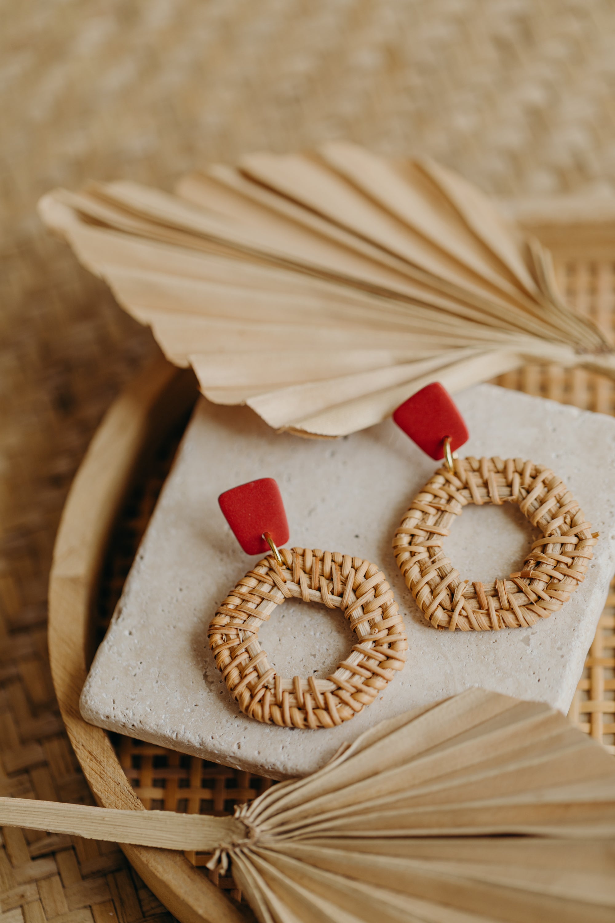 Eckige rote Polymer Ton Ohrringe mit sechseckigem Rattan Anhänger