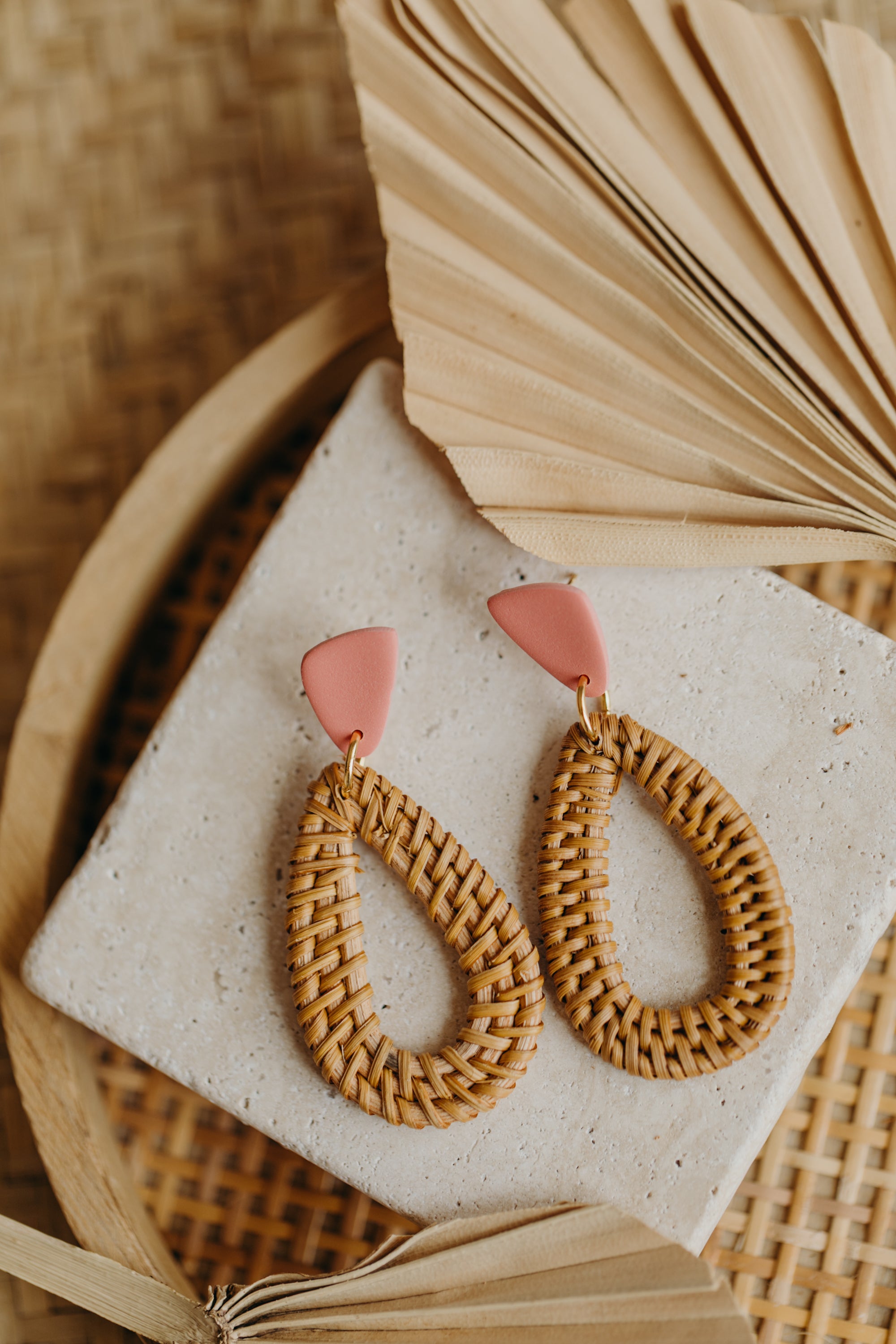 Dreieckige Polymer Ton Ohrringe mit Rattan Anhänger Tropfen in der Farbe Flamingo