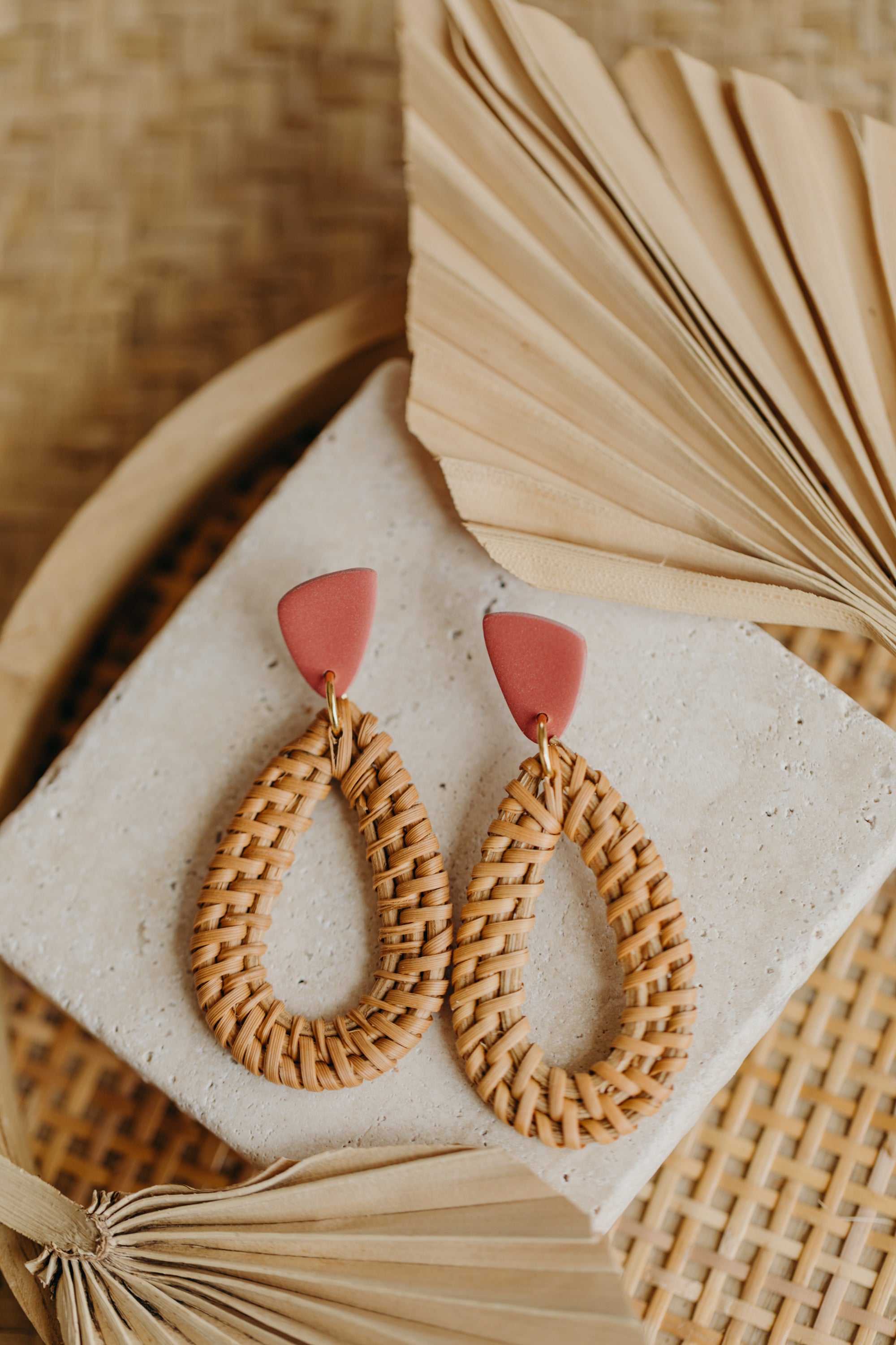 Ziegelrote dreieckige Polymer Ton Ohrringe mit Rattan Anhänger Tropfen