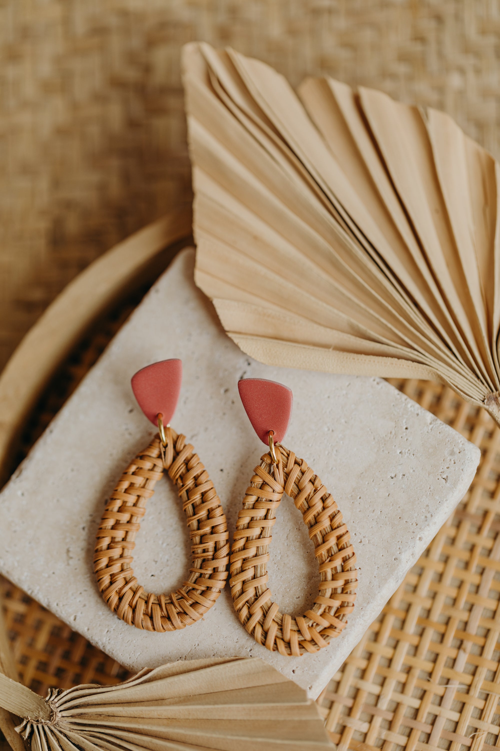 Ziegelrote dreieckige Polymer Ton Ohrringe mit Rattan Anhänger Tropfen