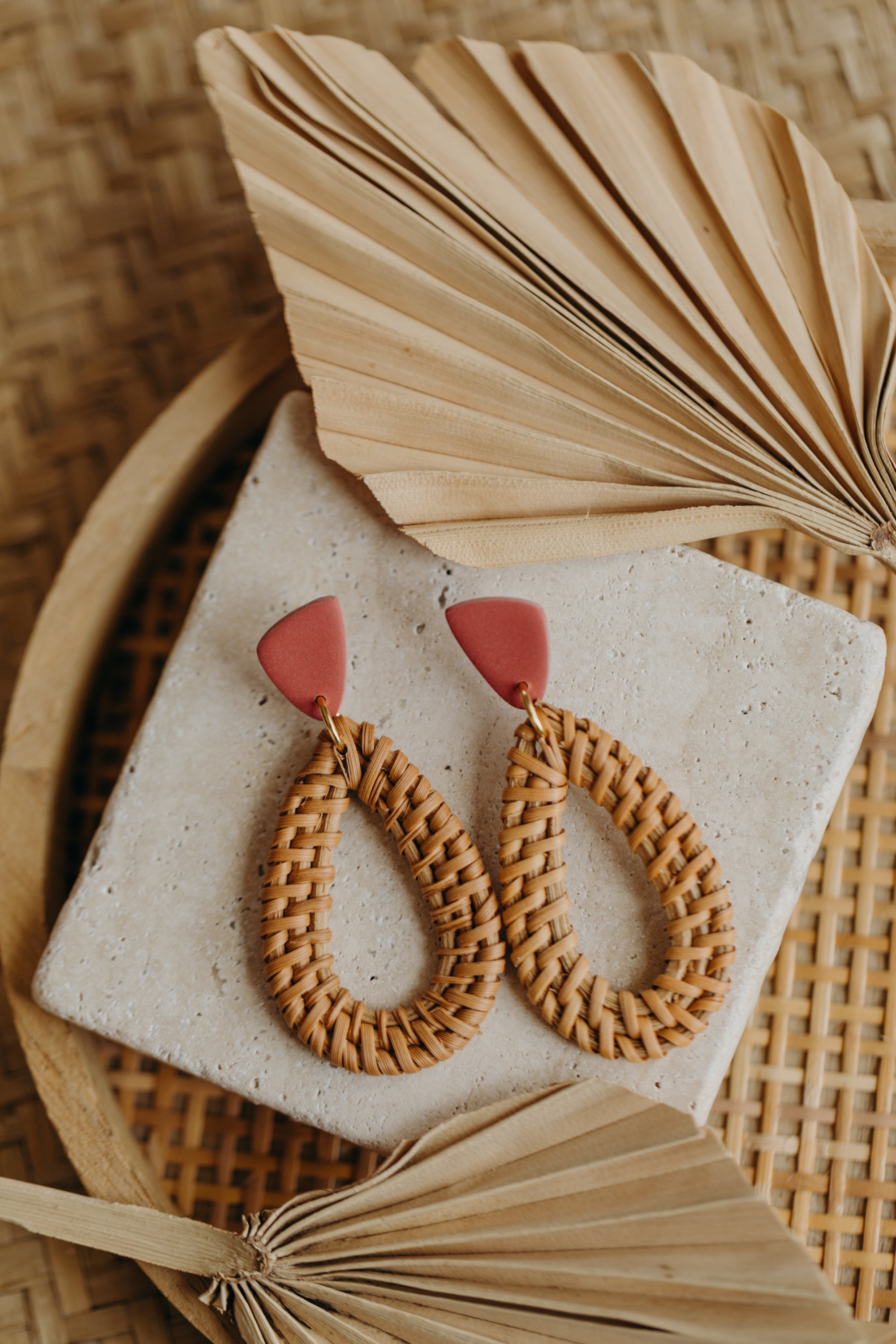 Ziegelrote dreieckige Polymer Ton Ohrringe mit Rattan Anhänger Tropfen