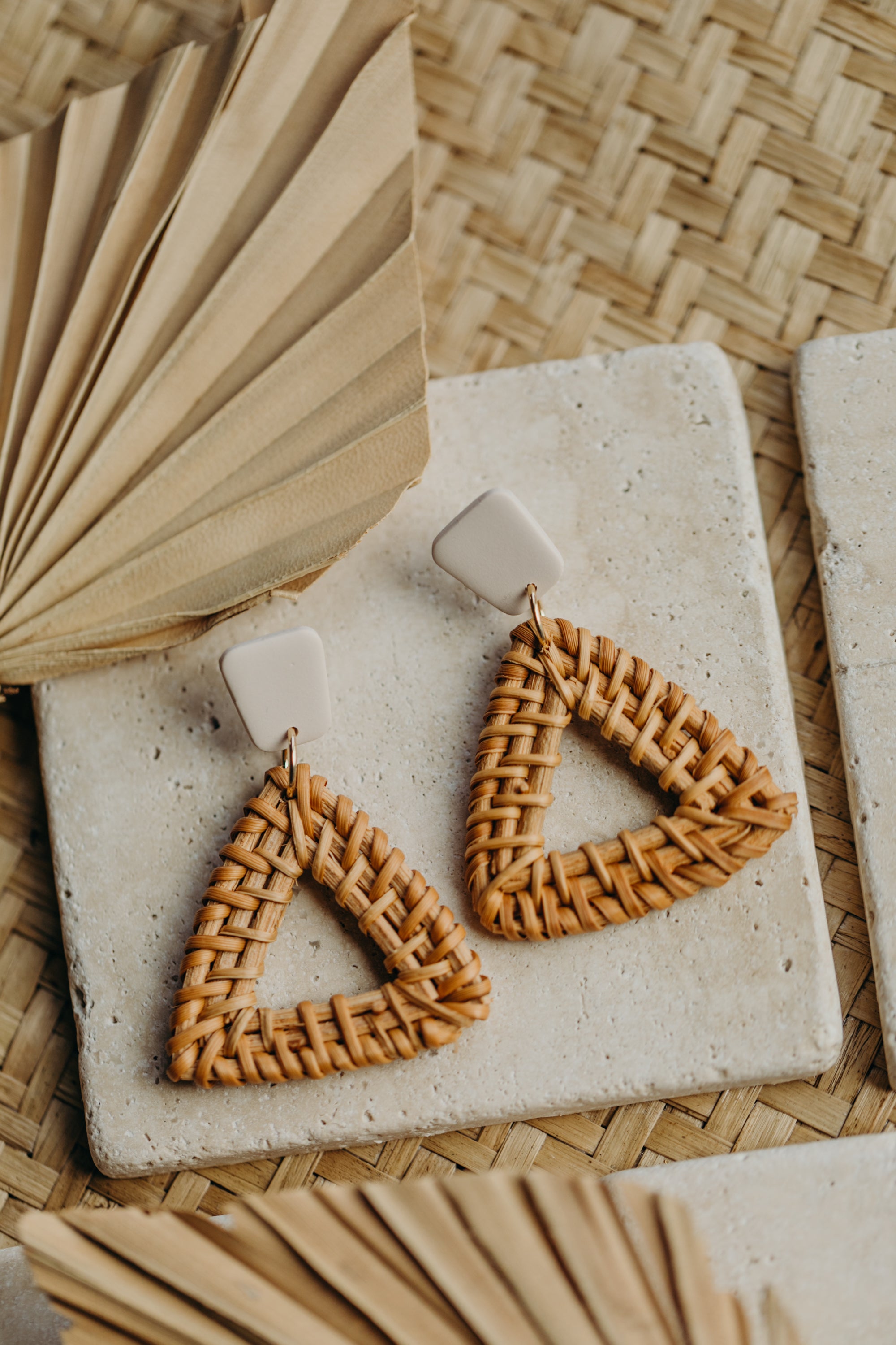 eckige Polymer Ton Ohrringe in der Farbe Vanille mit Rattan Anhänger Dreieck