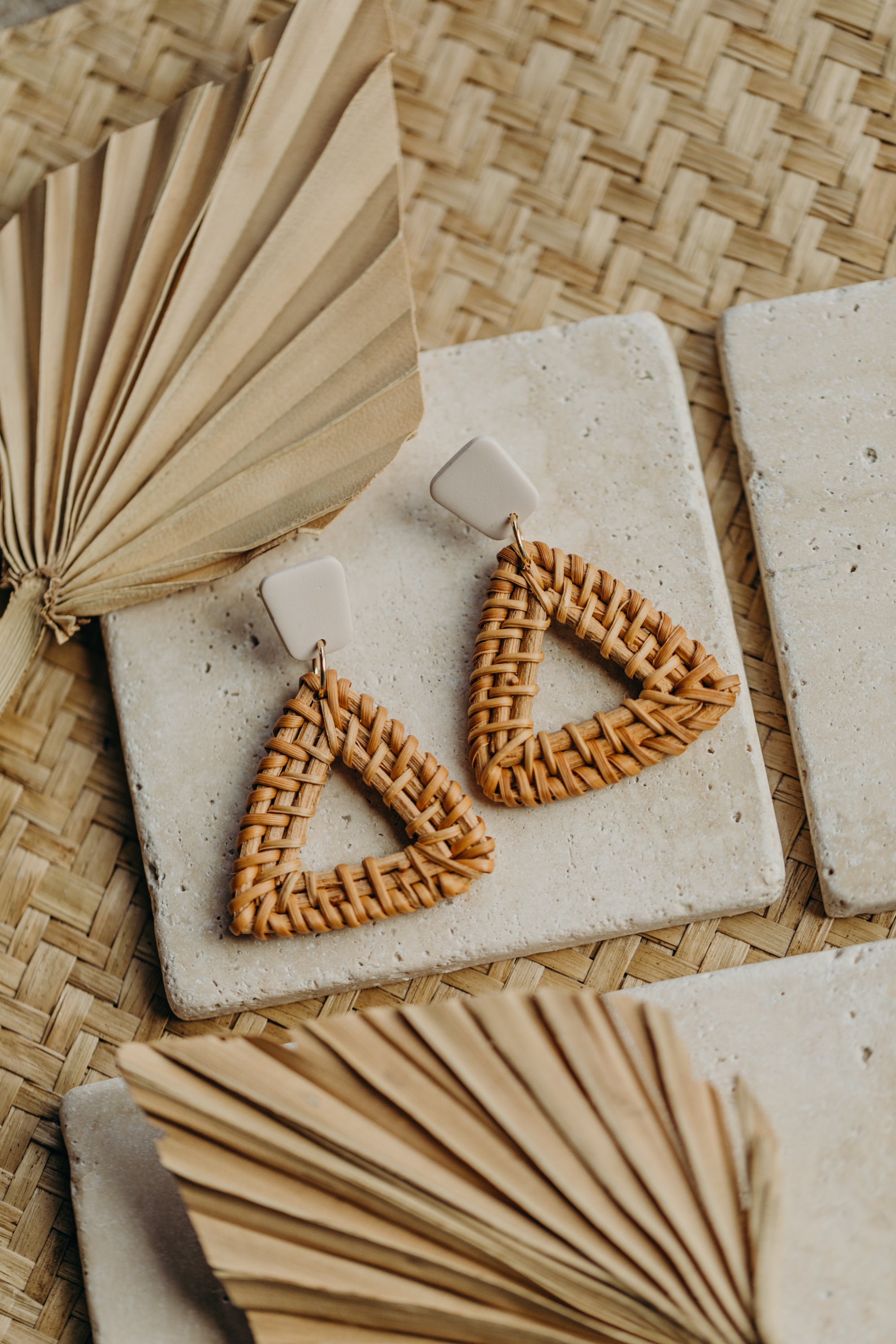 eckige Polymer Ton Ohrringe in der Farbe Vanille mit Rattan Anhänger Dreieck