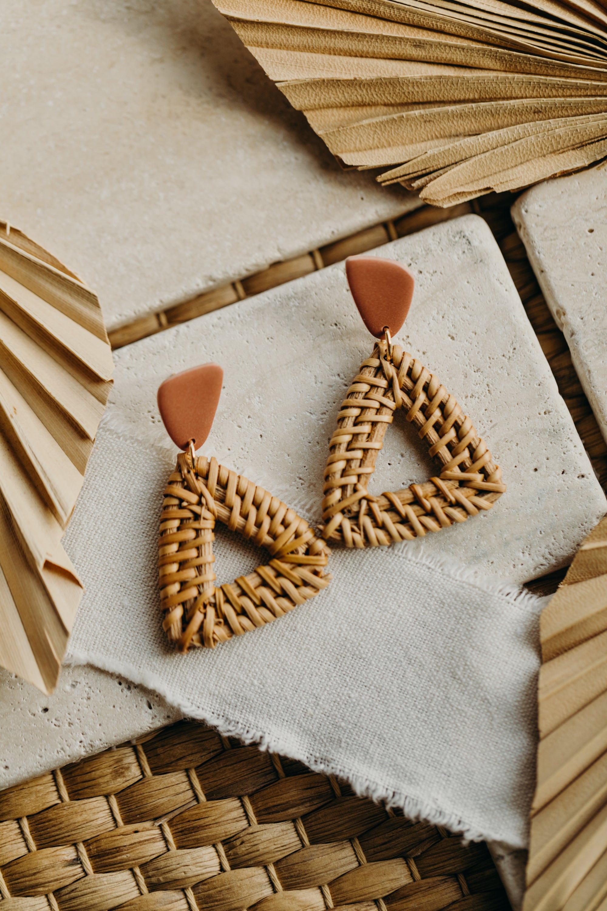 dreieckige Polymer Ton Ohrringe in der Farbe Barolo mit Rattan Anhänger Dreieck