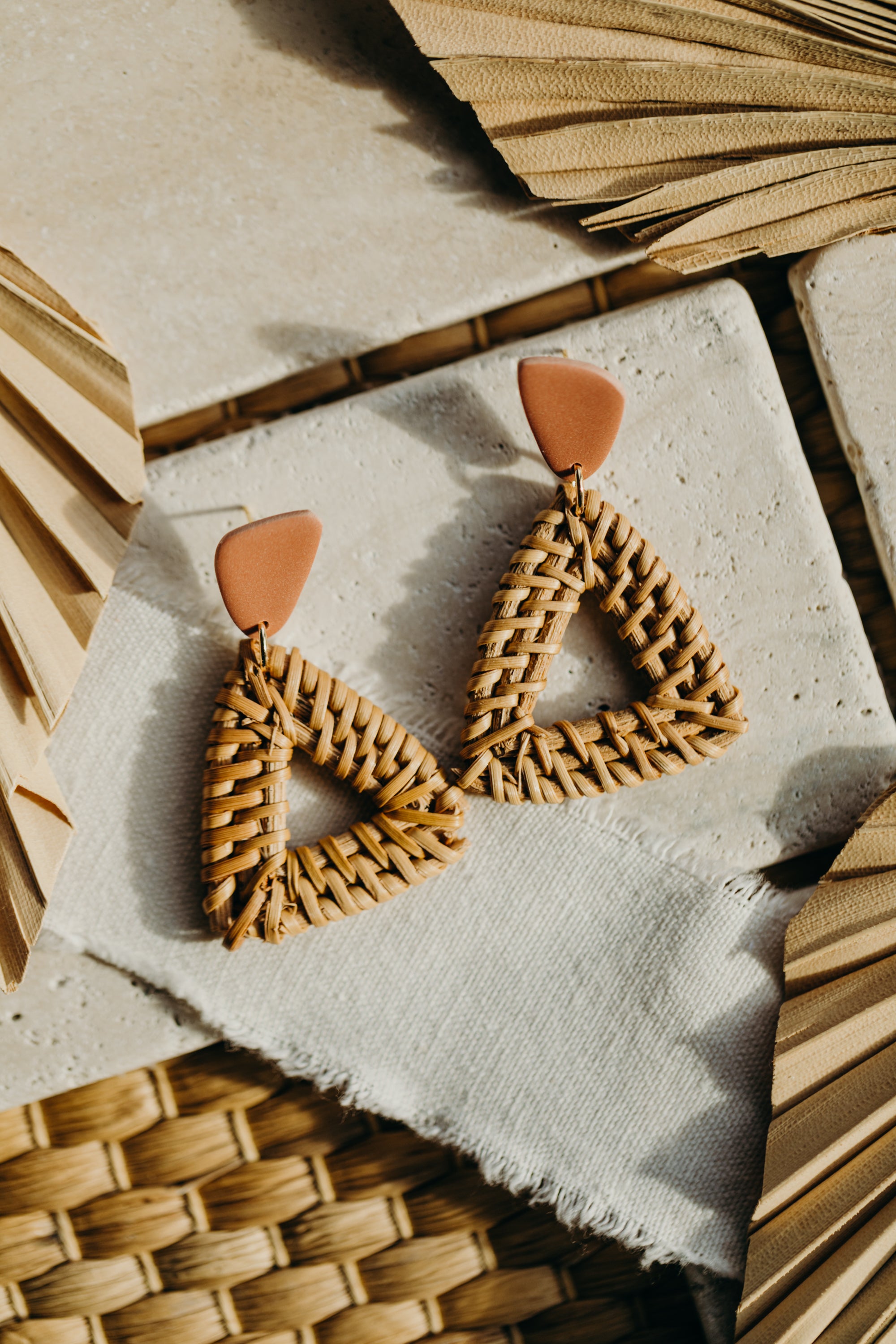 dreieckige Polymer Ton Ohrringe in der Farbe Barolo mit Rattan Anhänger Dreieck