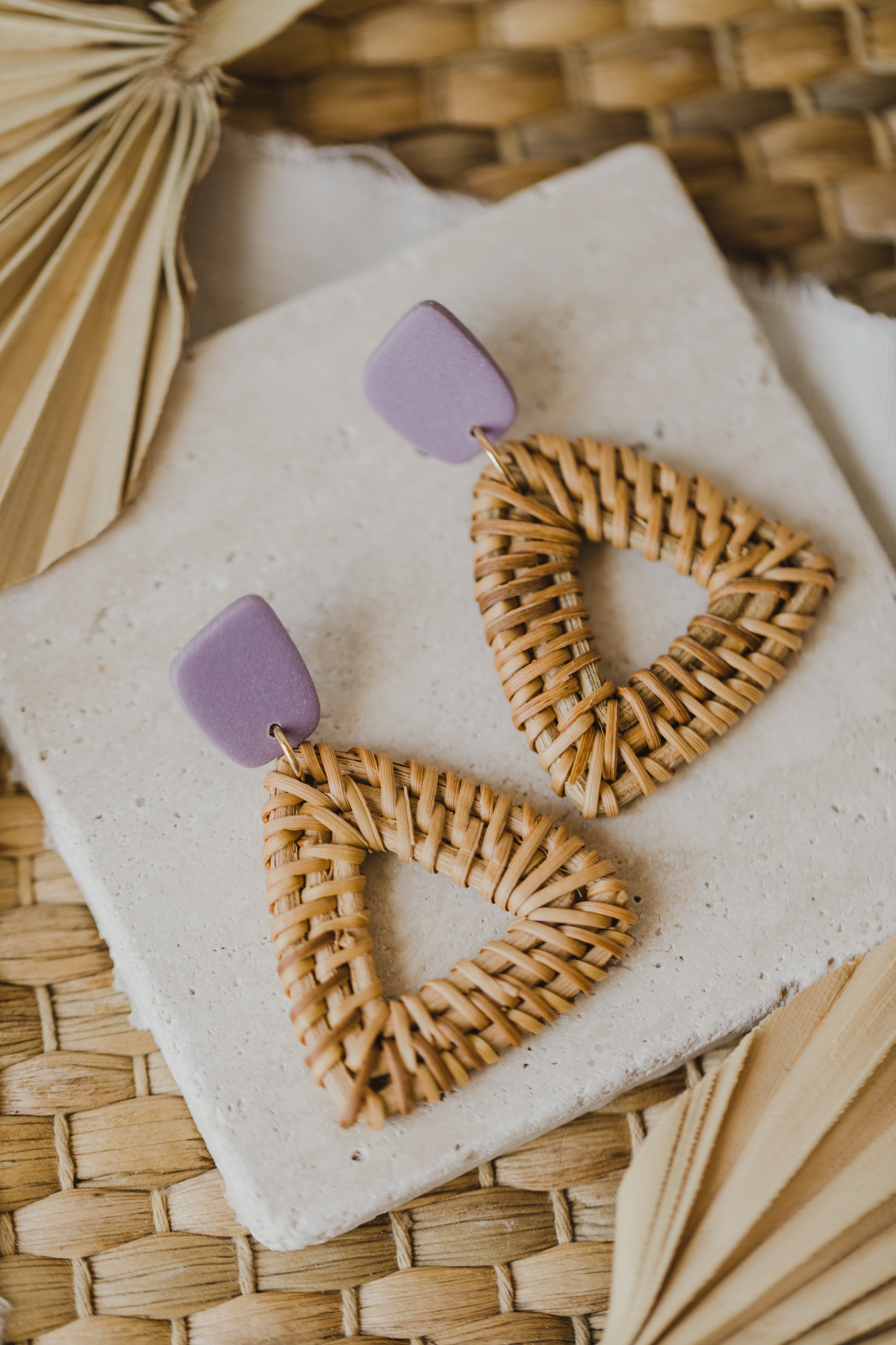 eckige Polymer Ton Ohrringe in der Farbe Helles Lila mit Rattan Anhänger Dreieck
