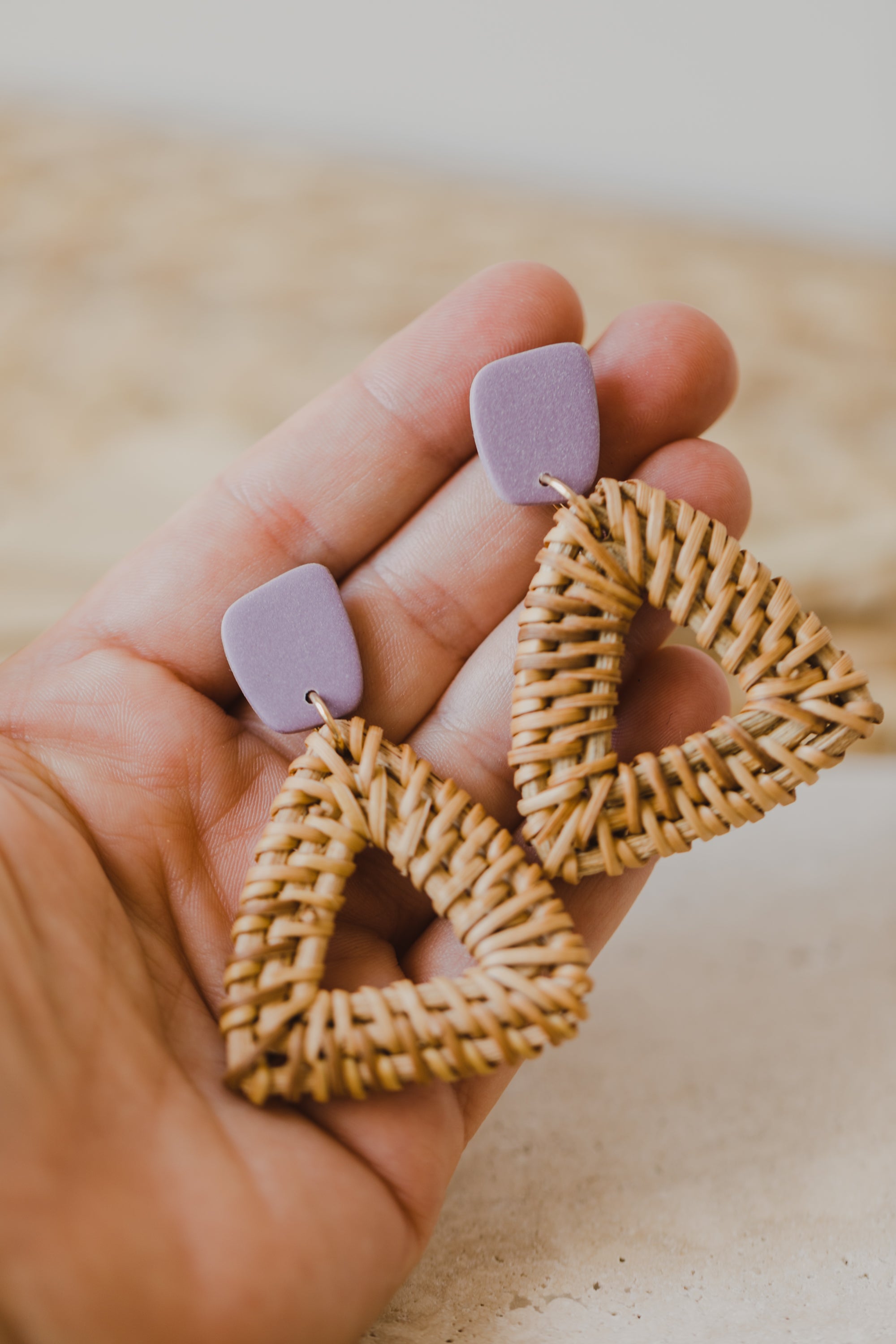 eckige Polymer Ton Ohrringe in der Farbe Helles Lila mit Rattan Anhänger Dreieck
